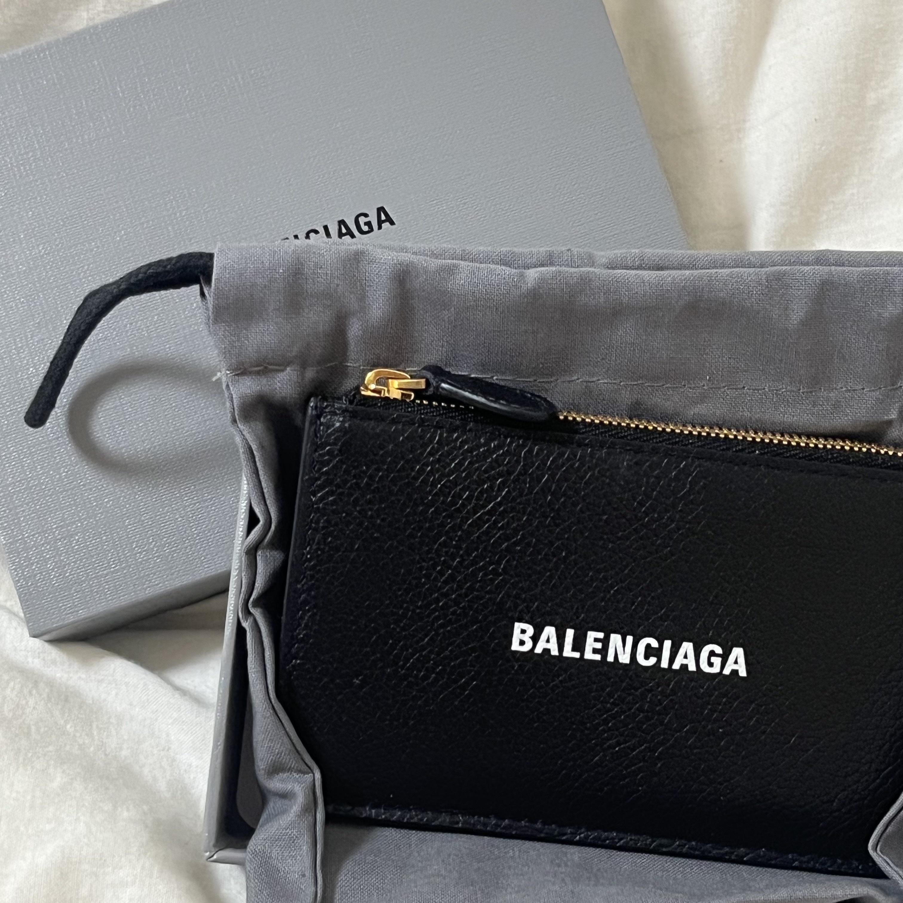 Balenciaga Zipped Card Holder Black 착용 스타일