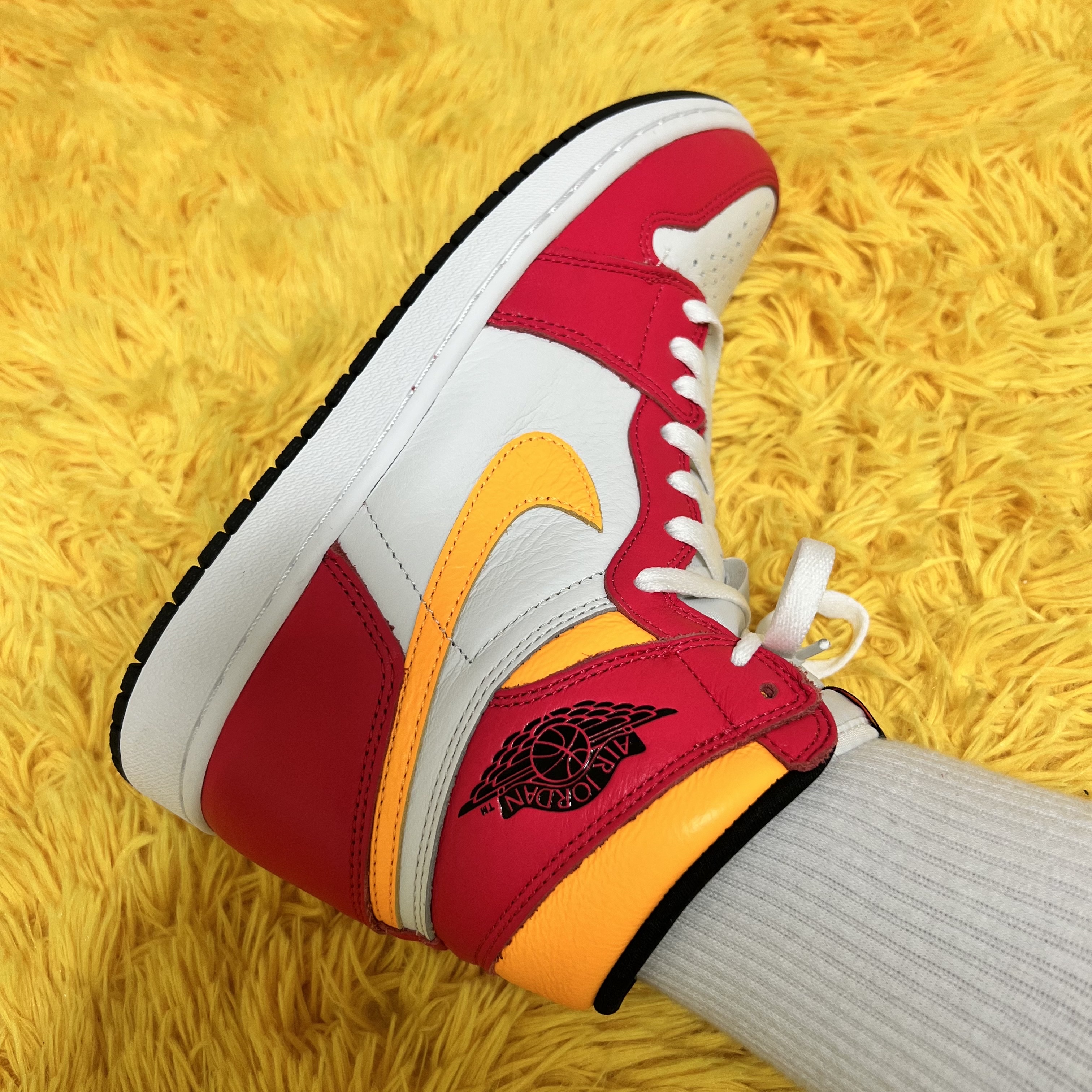 Jordan 1 Retro High OG Light Fusion Red 착용 스타일 - 2