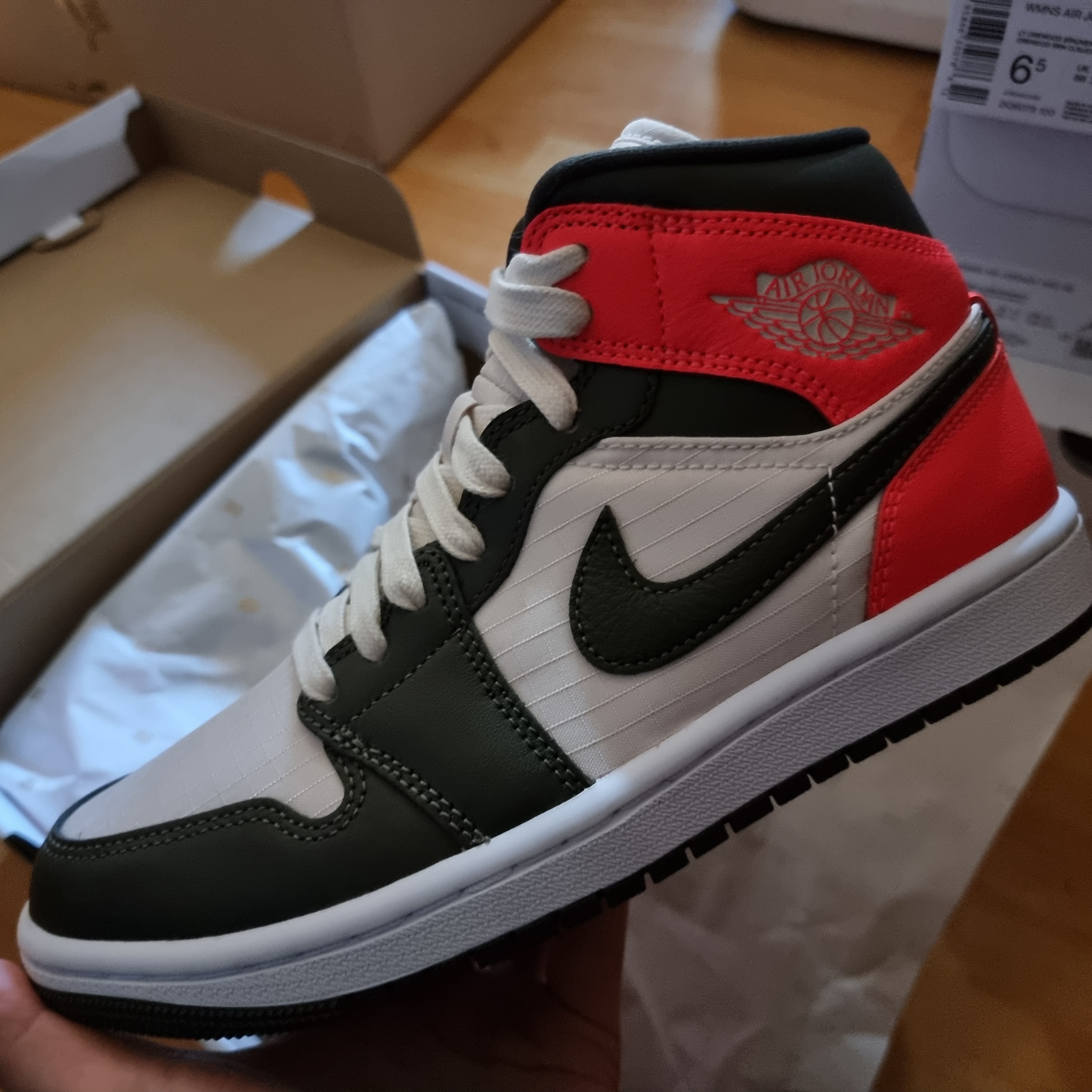 (W) Jordan 1 Mid SE Newsprint 착용 스타일