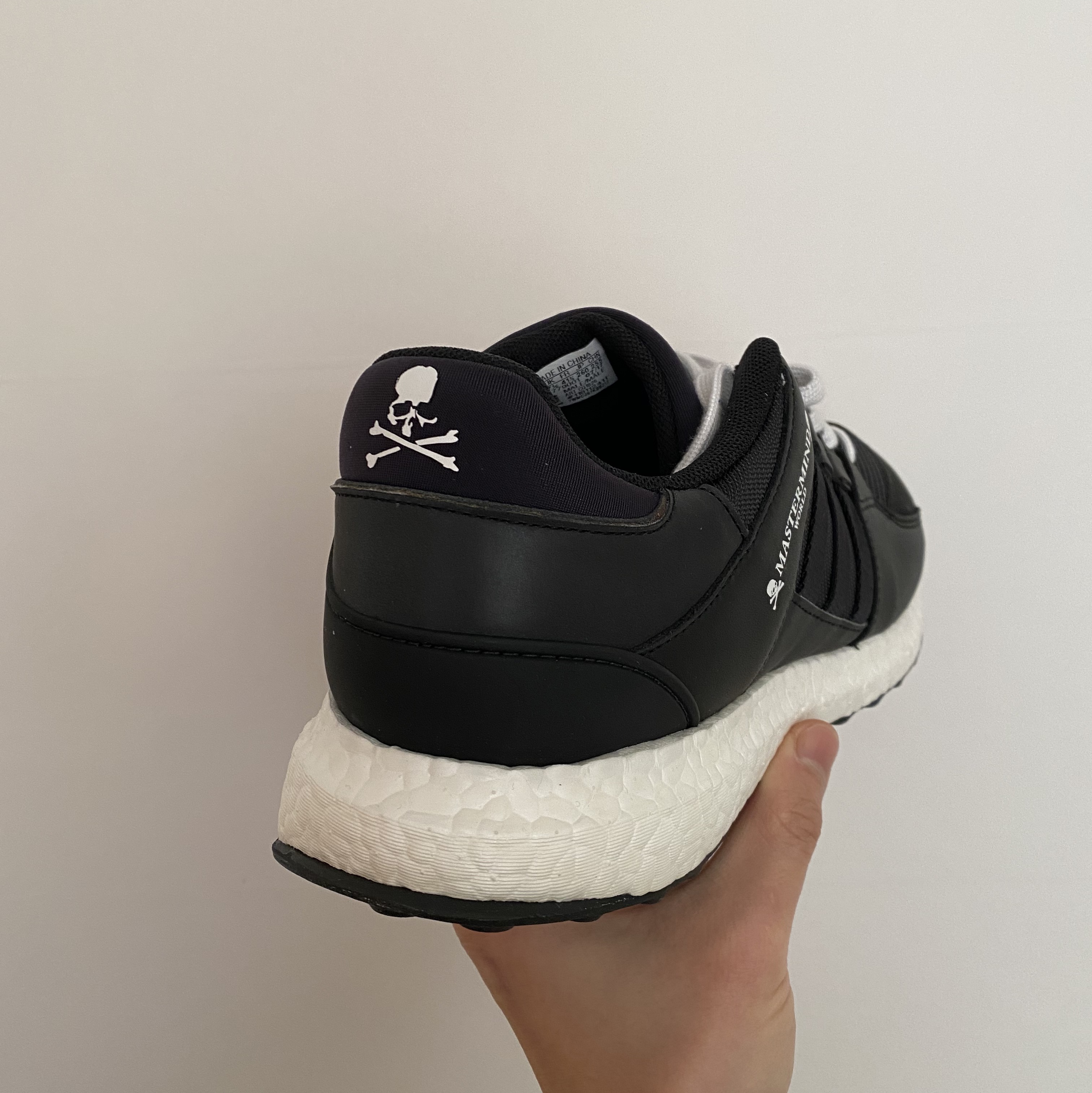 Adidas x Mastermind EQT Support Ultra Black, Asics Jog 100 S Sheet Rock - 2E Wide 착용 스타일 - 2