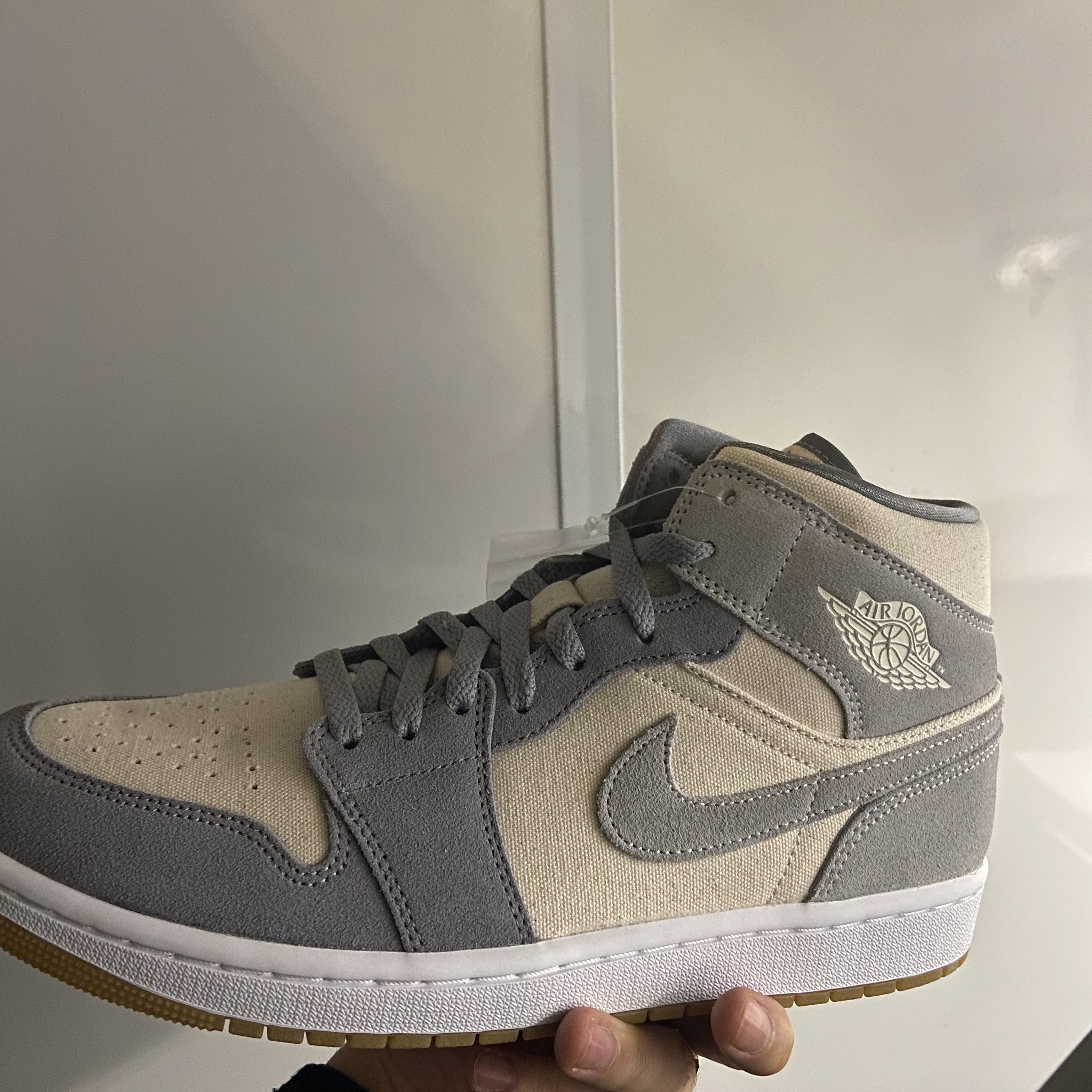 Jordan 1 Mid SE Coconut Milk Particle Grey 착용 스타일