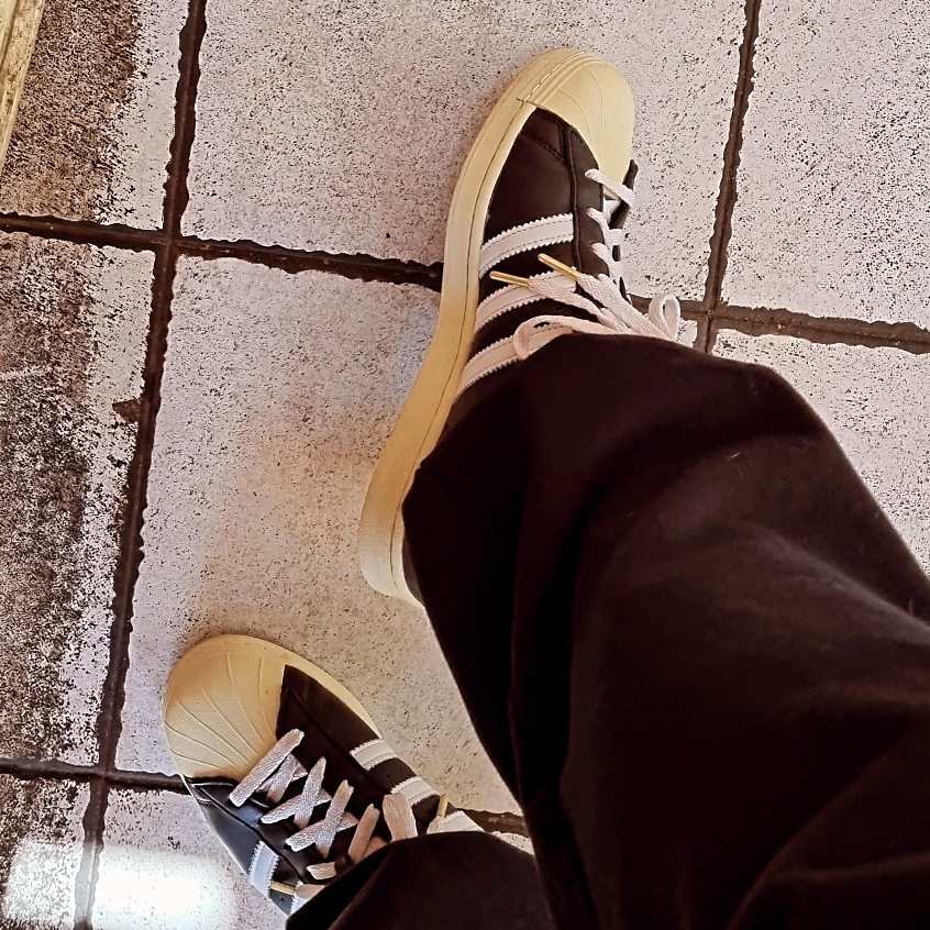 Adidas Superstar Premium Black White 착용 스타일 - 2