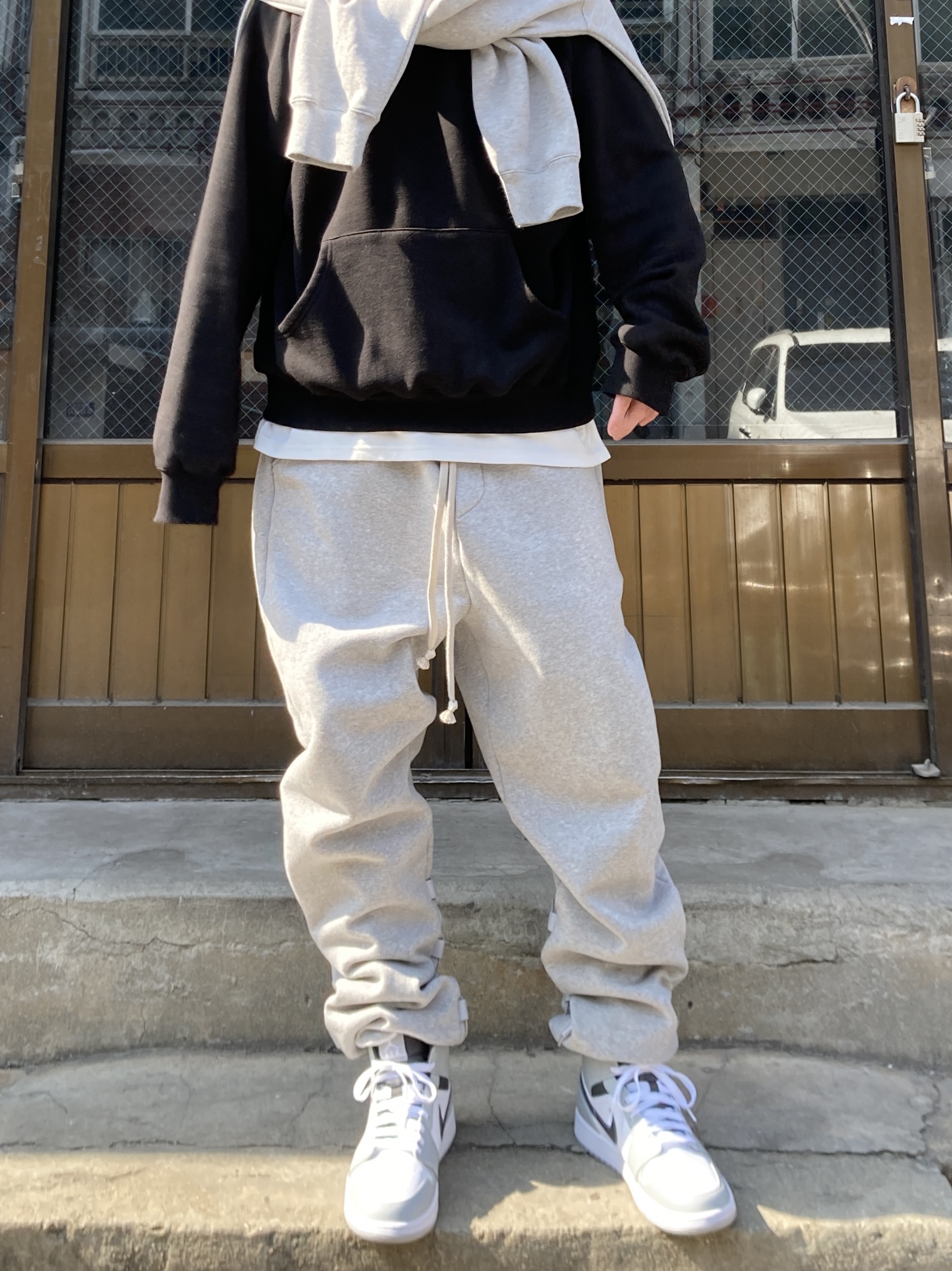 Jordan 1 Mid Light Smoke Grey Anthracite 착용 스타일 - 5