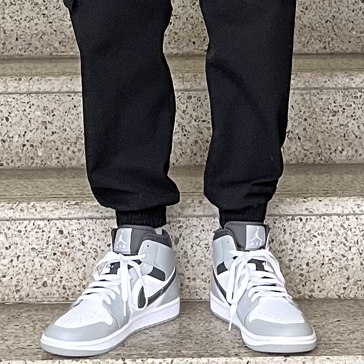 Jordan 1 Mid Light Smoke Grey Anthracite 착용 스타일 - 1