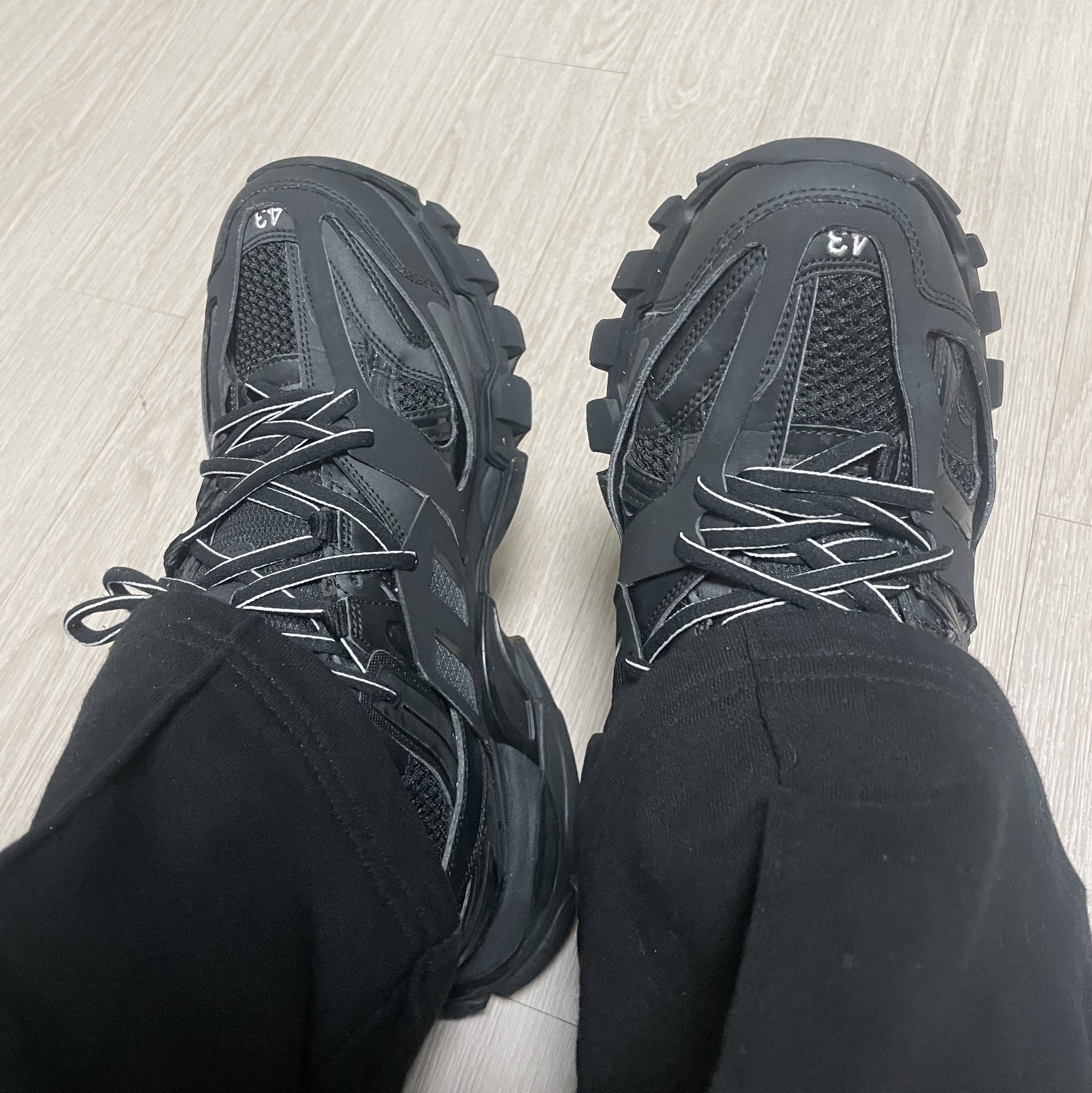 Balenciaga Track Sneakers Triple Black 착용 스타일