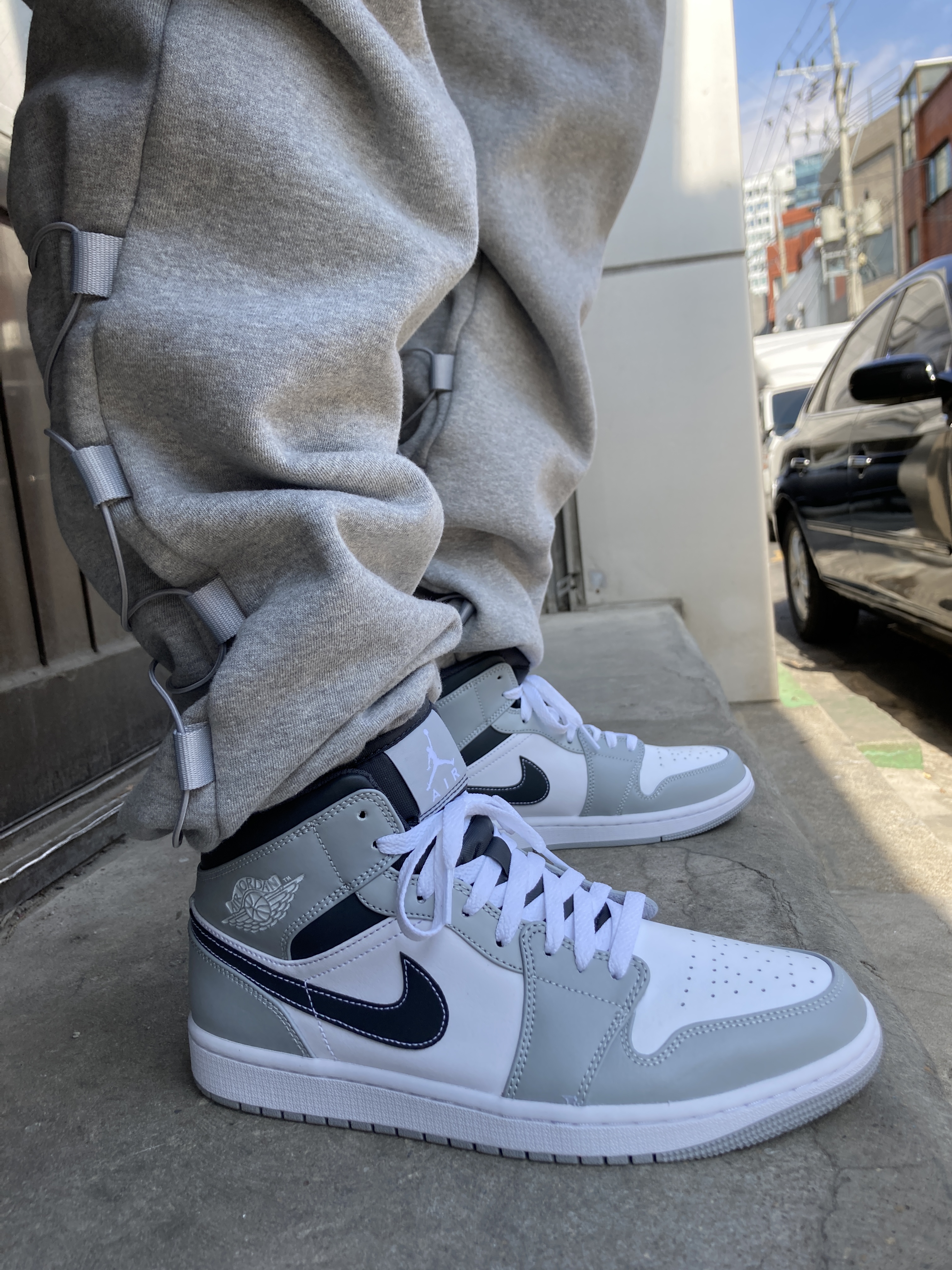 Jordan 1 Mid Light Smoke Grey Anthracite 착용 스타일 - 1