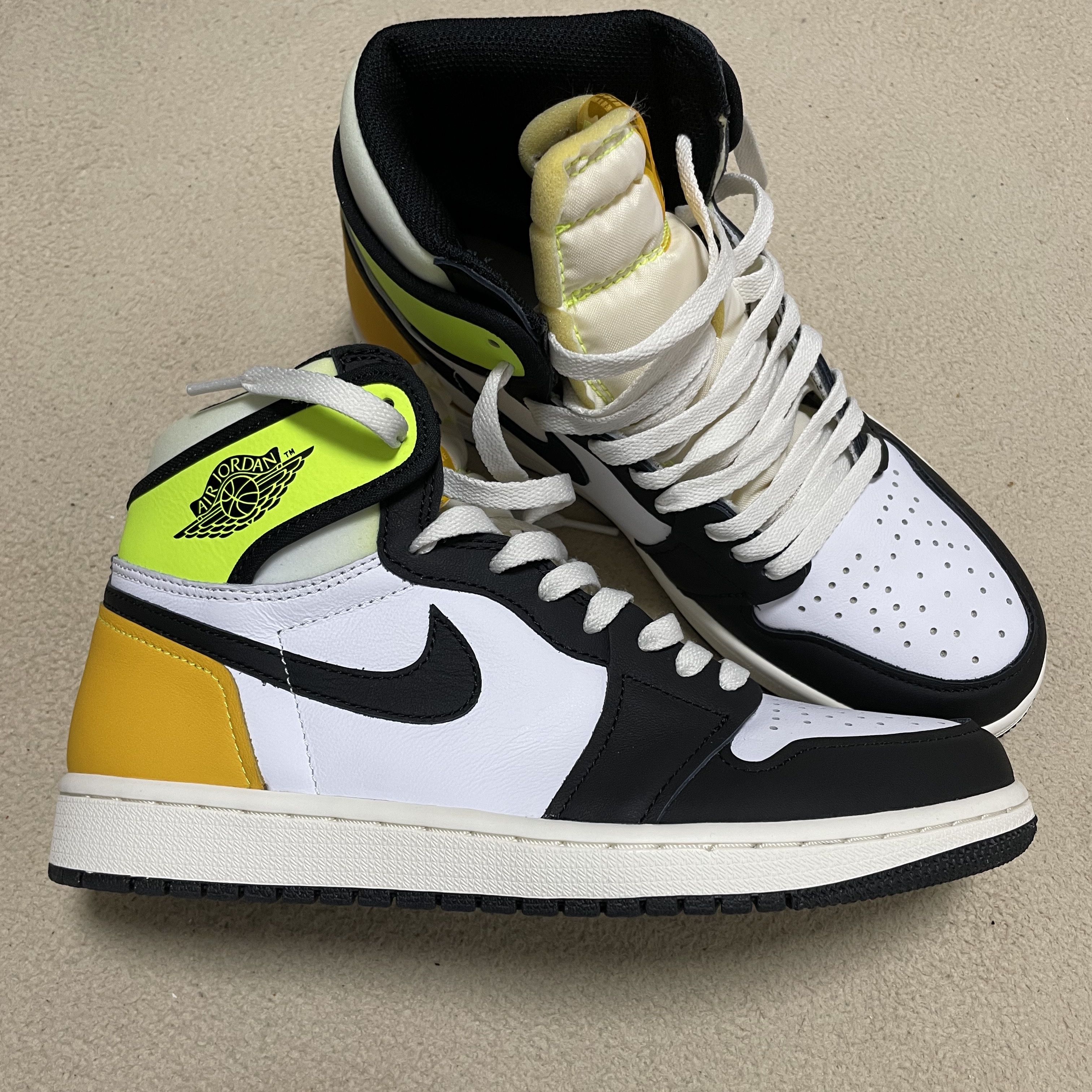 Jordan 1 Retro High OG Volt Gold 착용 스타일 - 1
