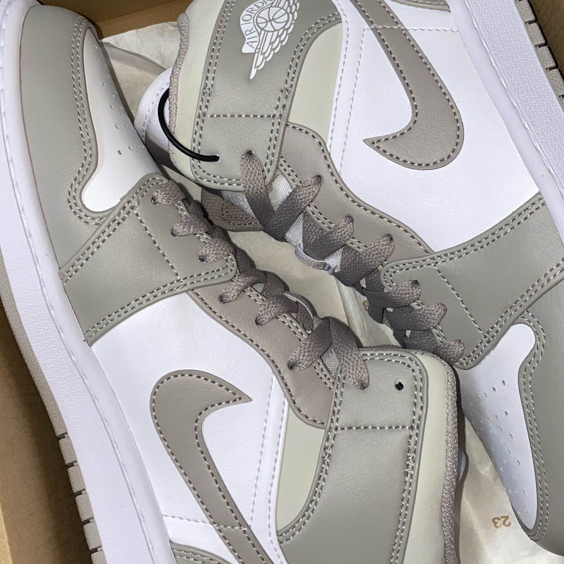 Jordan 1 Mid College Grey 착용 스타일