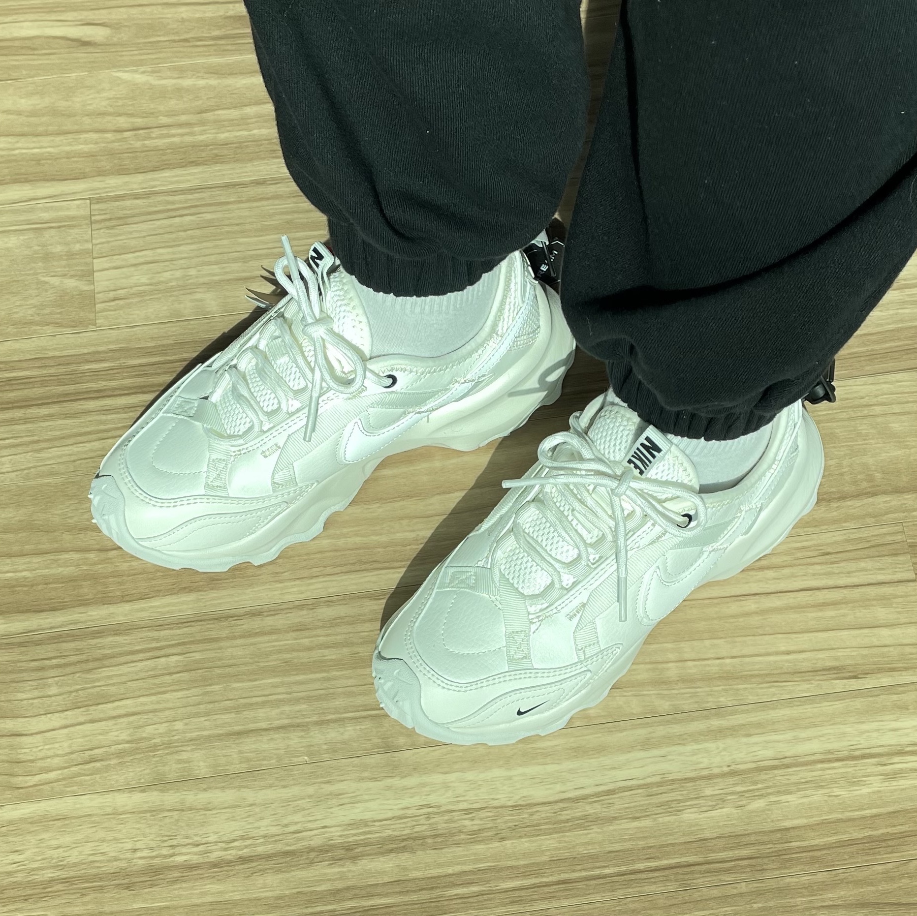 (W) Nike TC 7900 Summit White 착용 스타일 - 2