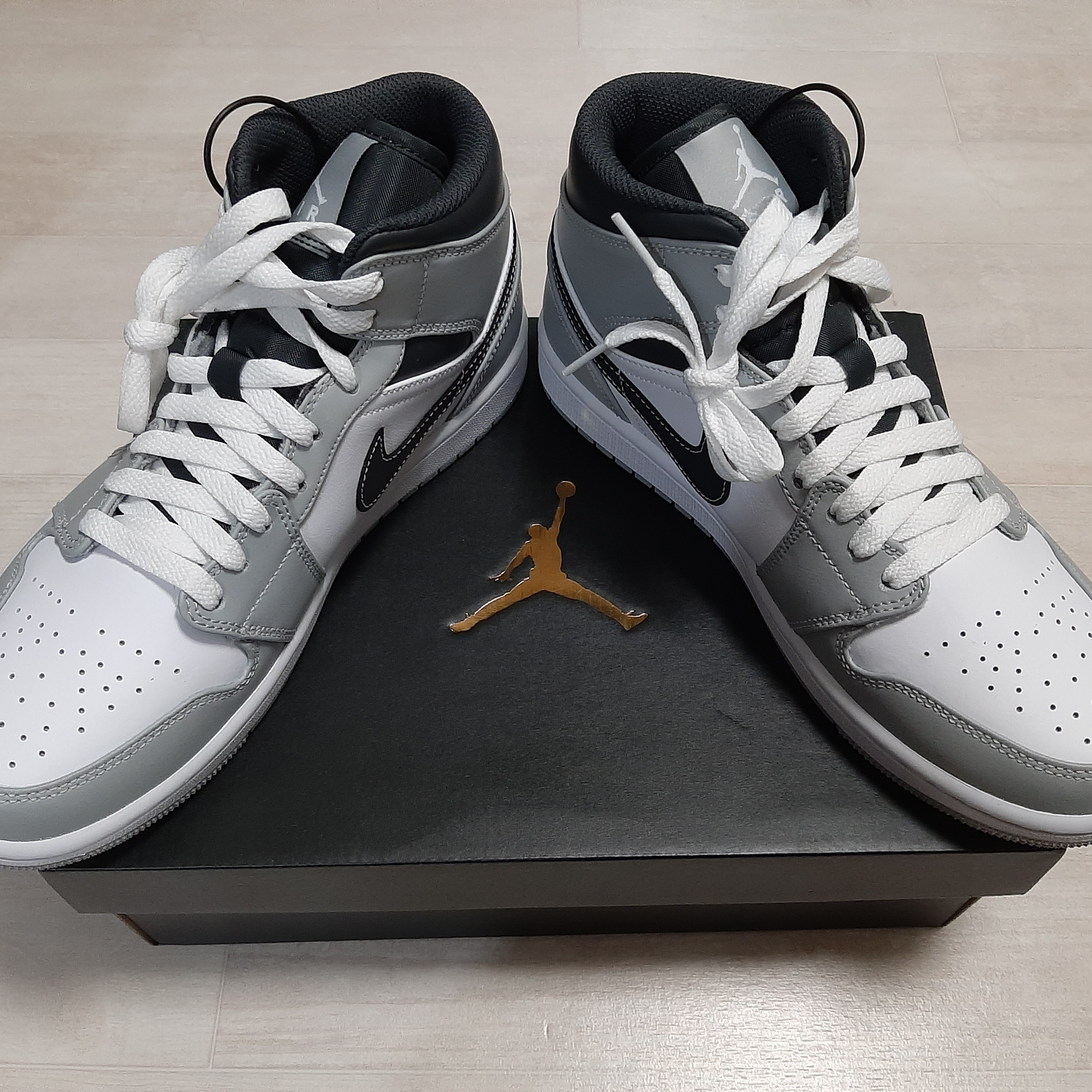 Jordan 1 Mid Light Smoke Grey Anthracite 착용 스타일 - 1