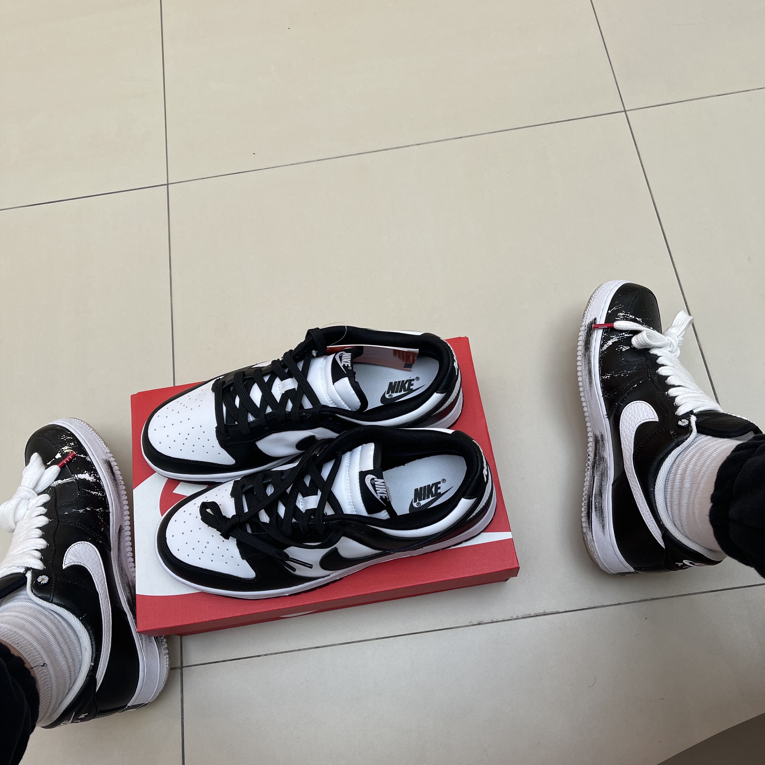 Nike x Peaceminusone Air Force 1 Low Para-Noise, Nike Dunk Low Retro Black 착용 스타일 - 1