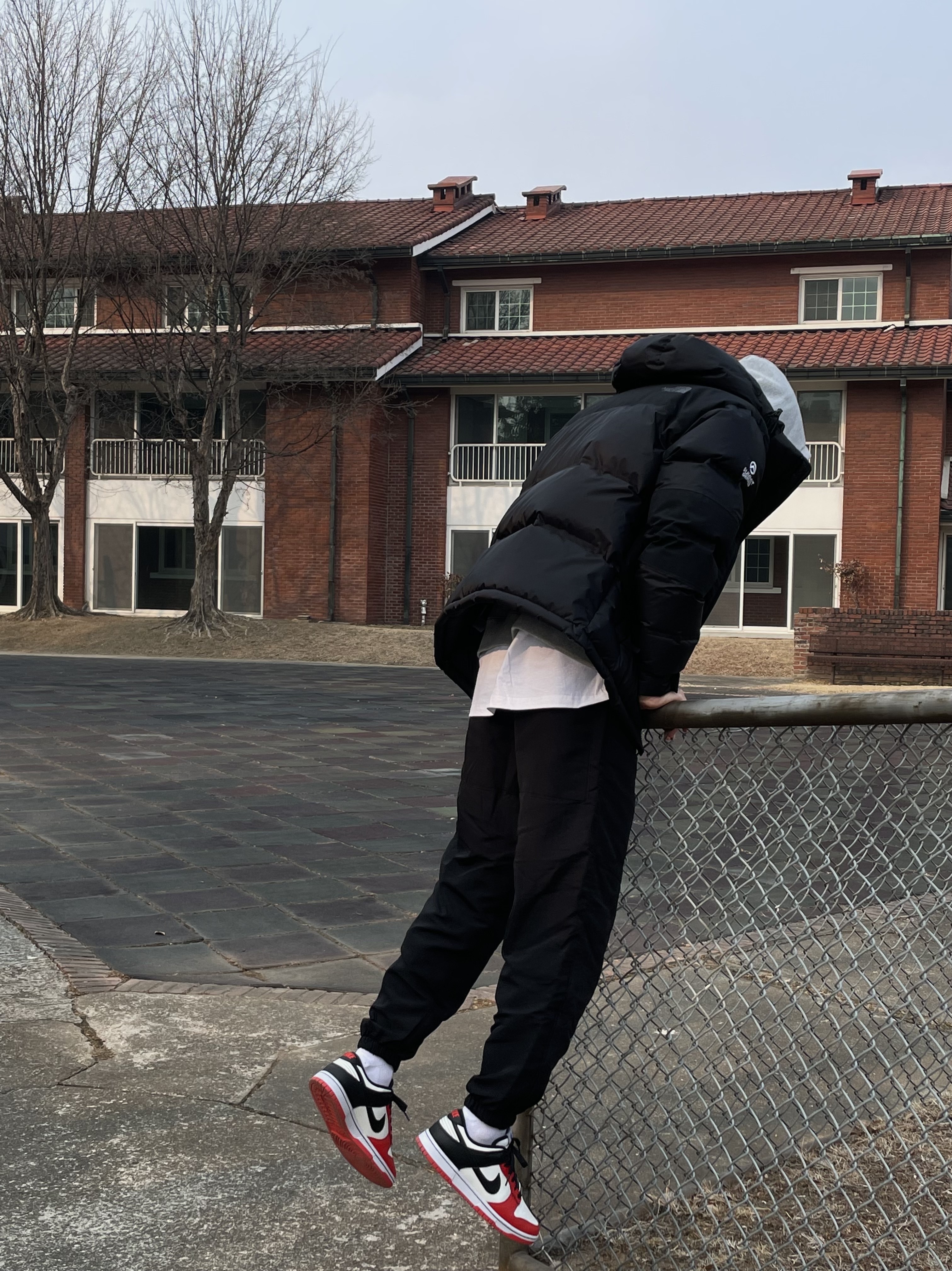 Supreme x Kaws Chalk Logo Hooded Sweatshirt Heather Grey - 21SS, Supreme Chrome Logo T-Shirt White - 20SS 착용 스타일 - 1