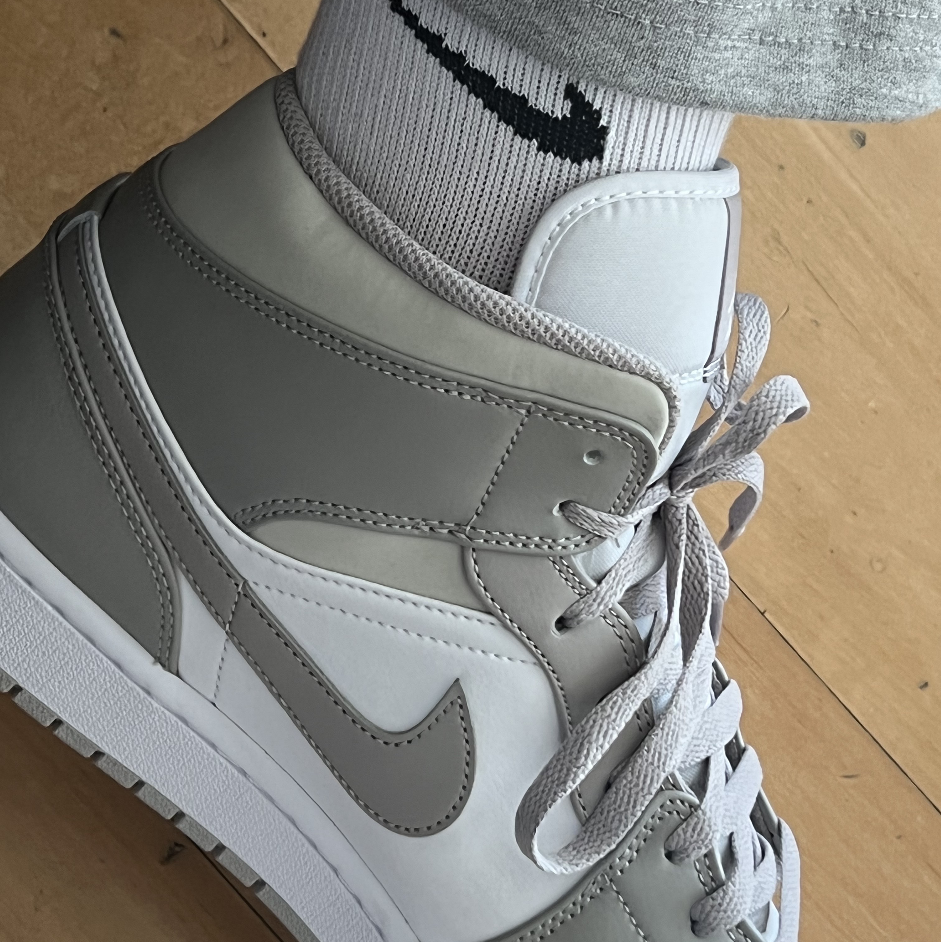 Jordan 1 Mid College Grey 착용 스타일 - 1
