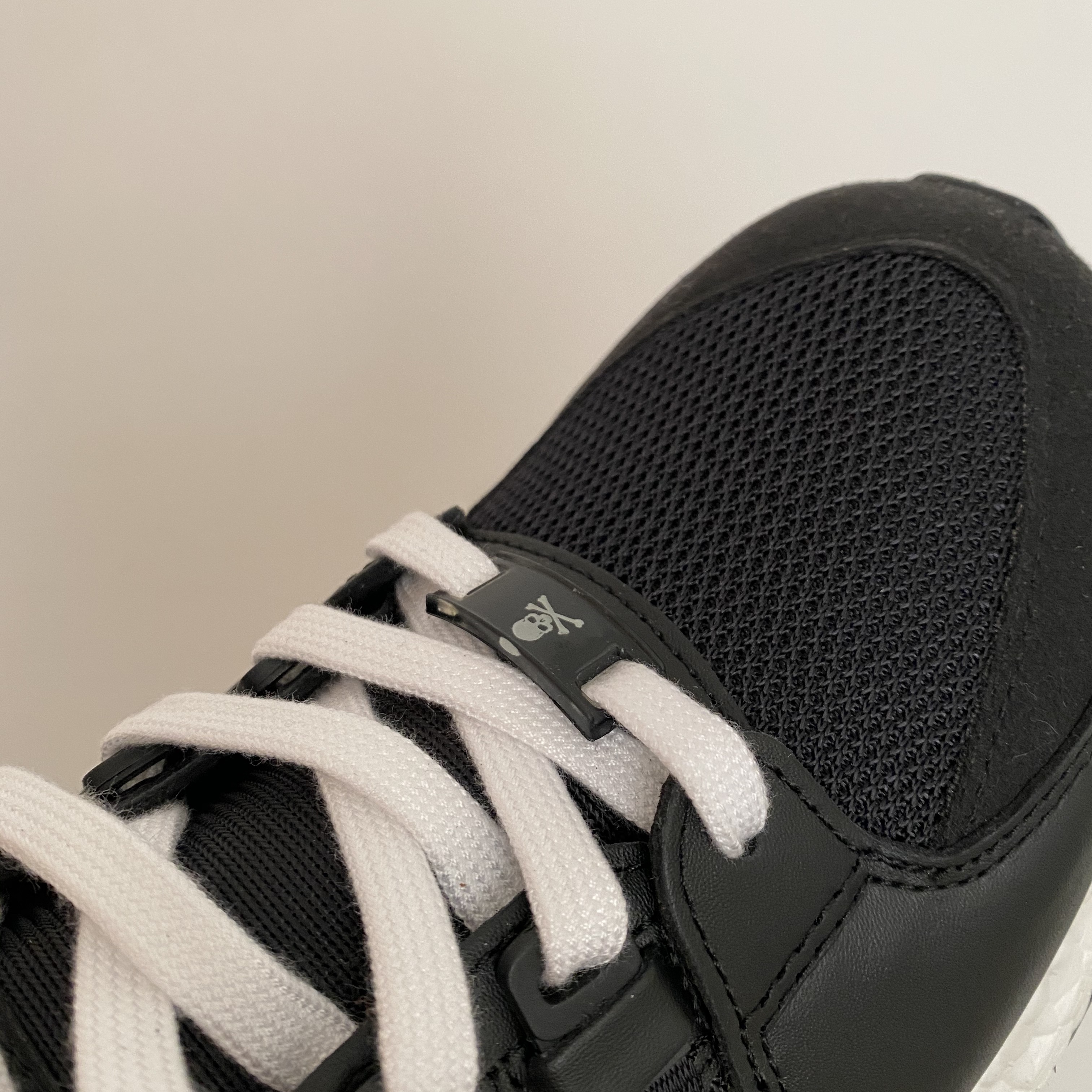 Adidas x Mastermind EQT Support Ultra Black, Asics Jog 100 S Sheet Rock - 2E Wide 착용 스타일 - 3
