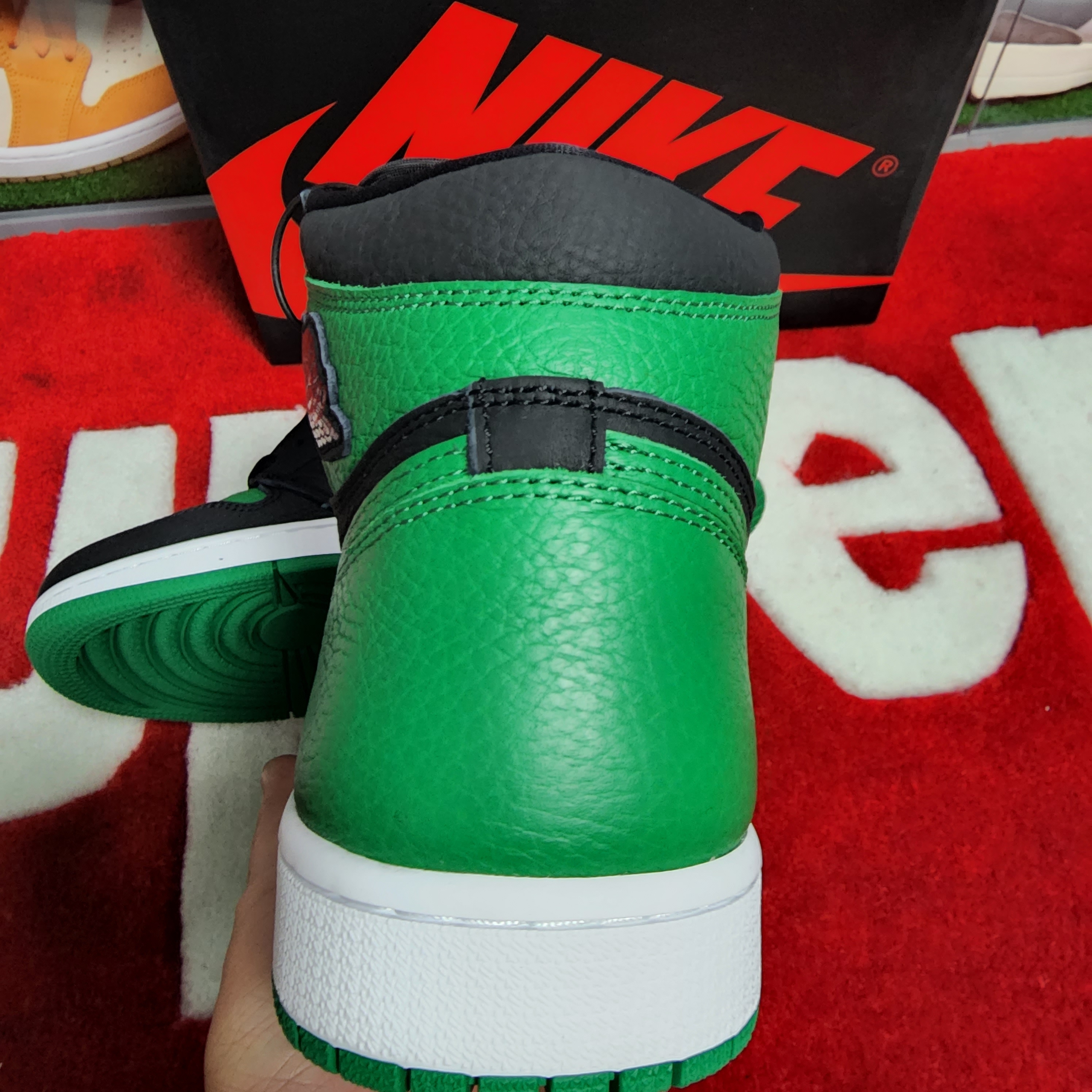 Jordan 1 Retro High OG Pine Green Black 착용 스타일 - 2