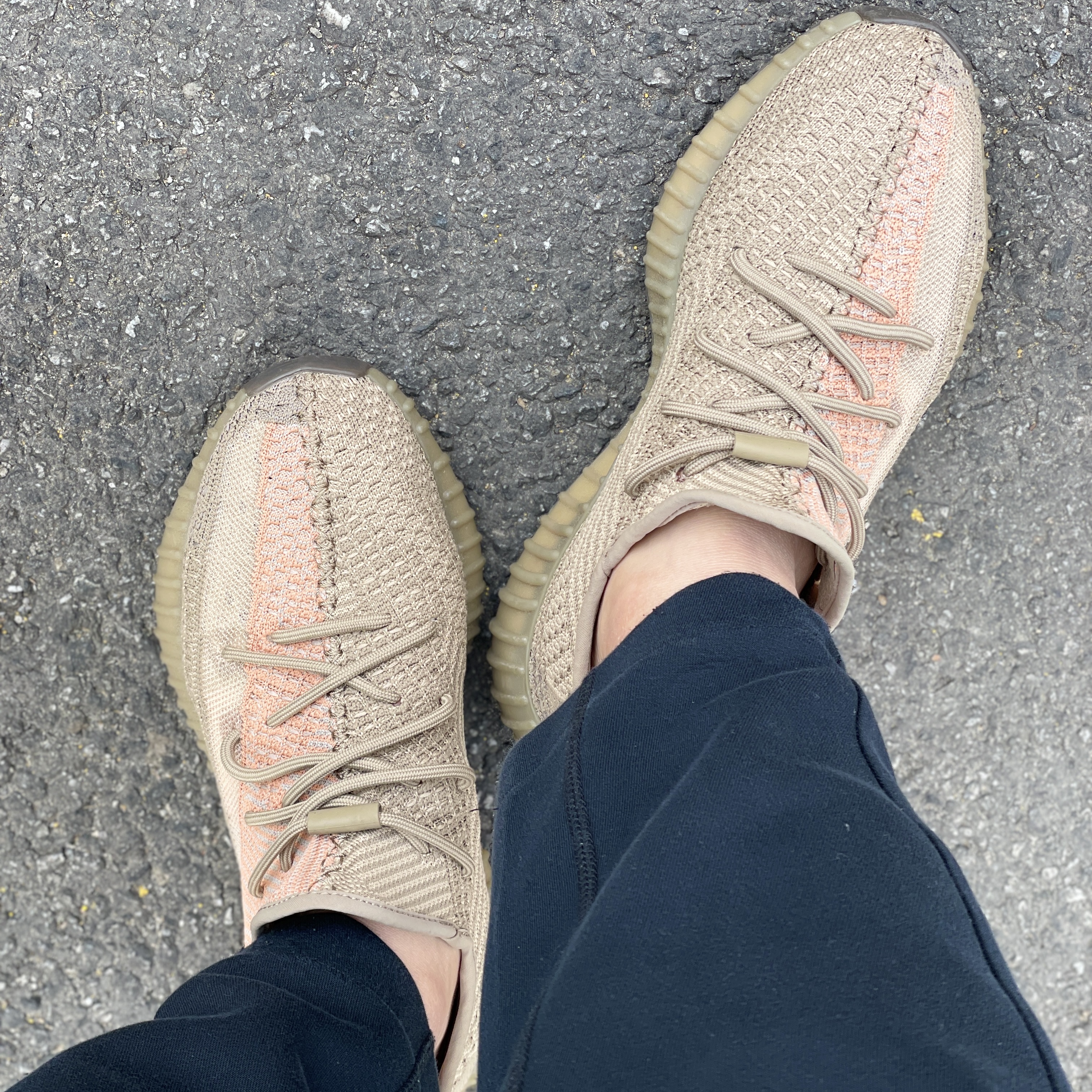 Adidas Yeezy Boost 350 V2 Ash Stone 착용 스타일