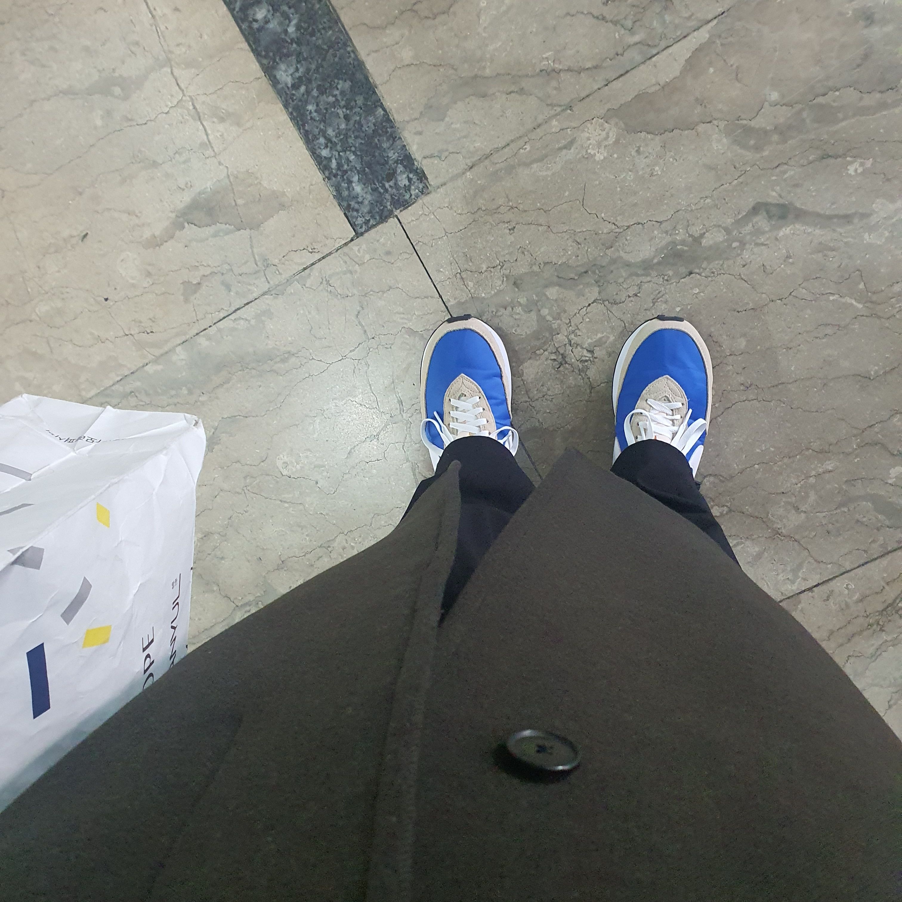 Nike Waffle Trainer 2 Hyper Royal Rattan 착용 스타일 - 2