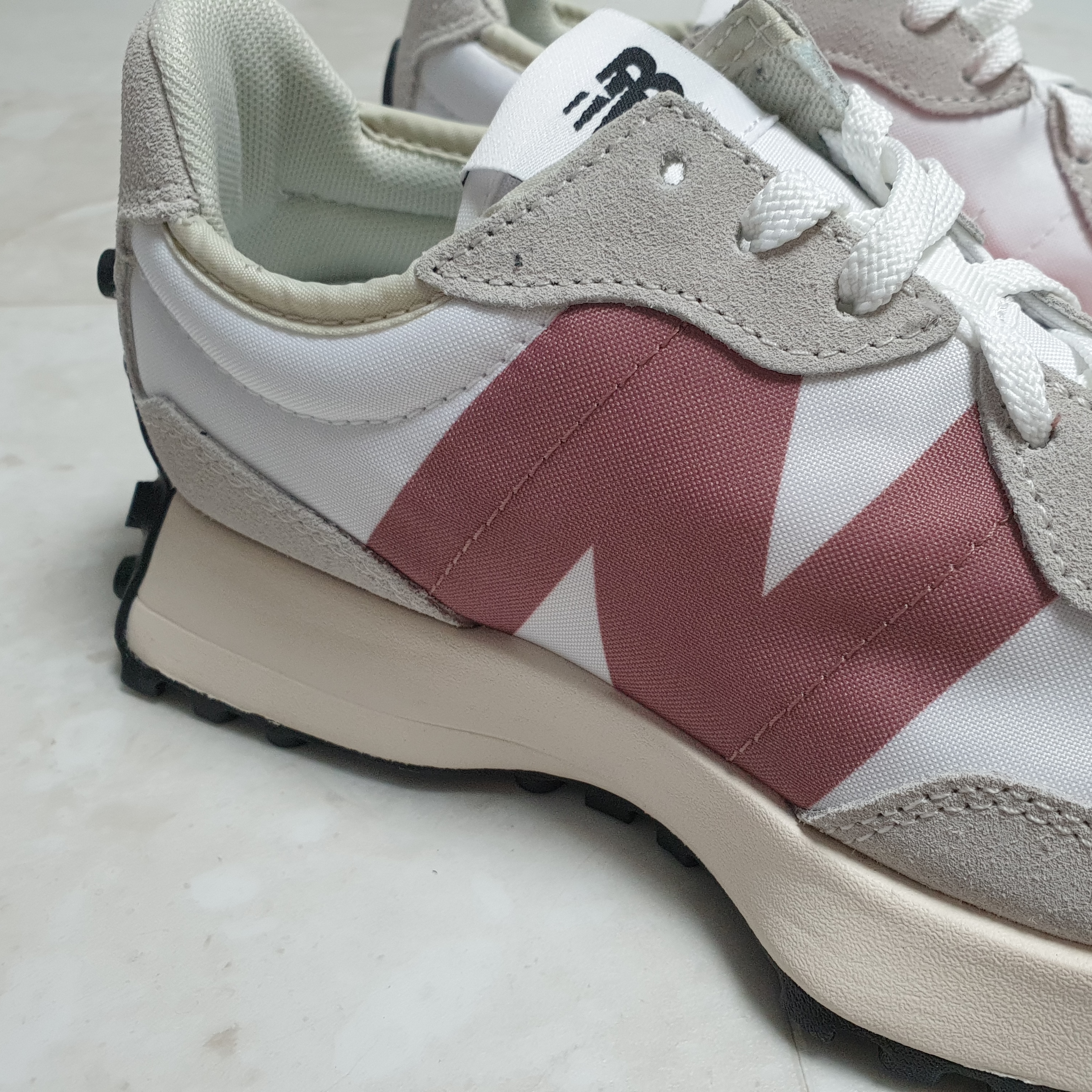 (W) New Balance 327 Gray Rose 착용 스타일 - 2