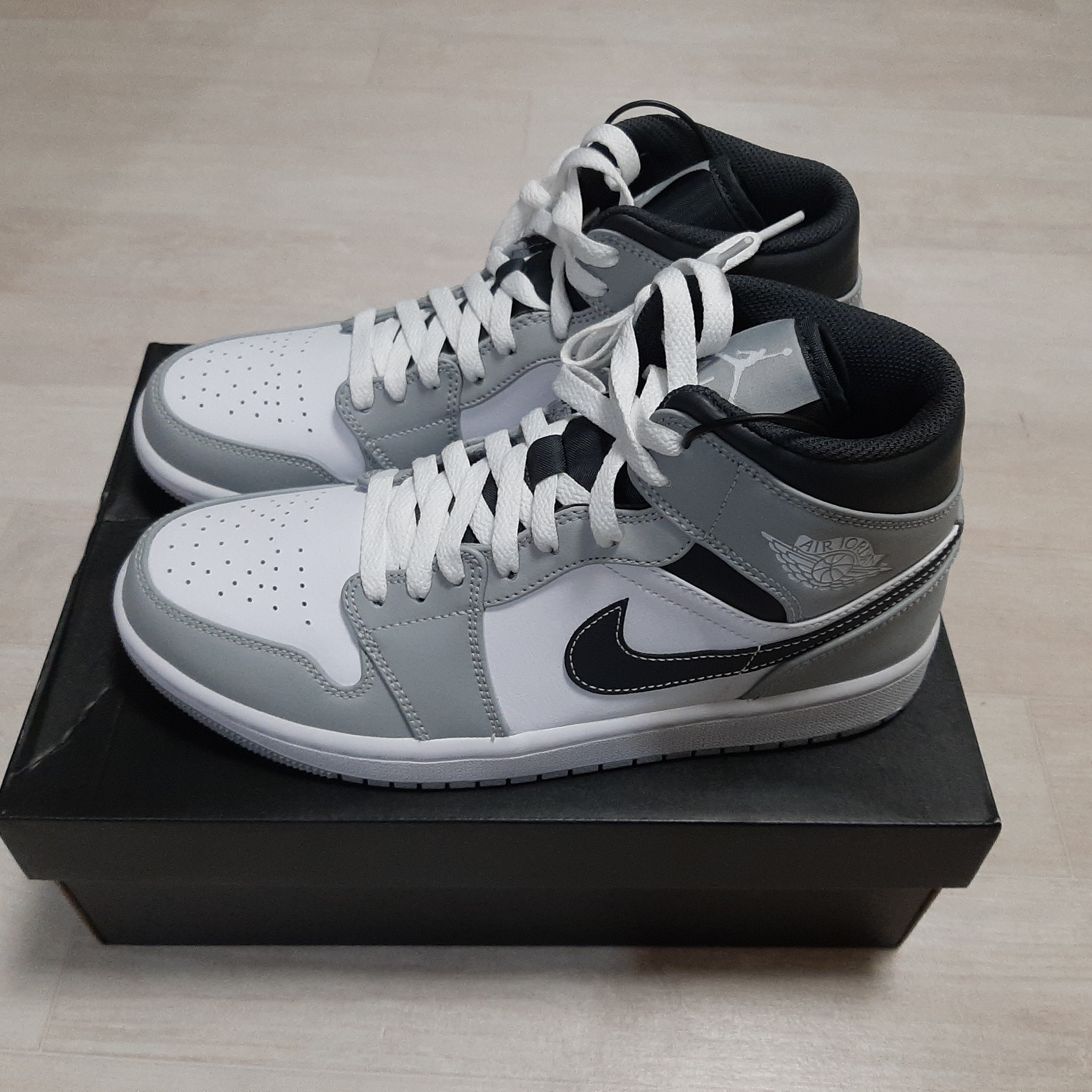 Jordan 1 Mid Light Smoke Grey Anthracite 착용 스타일 - 3
