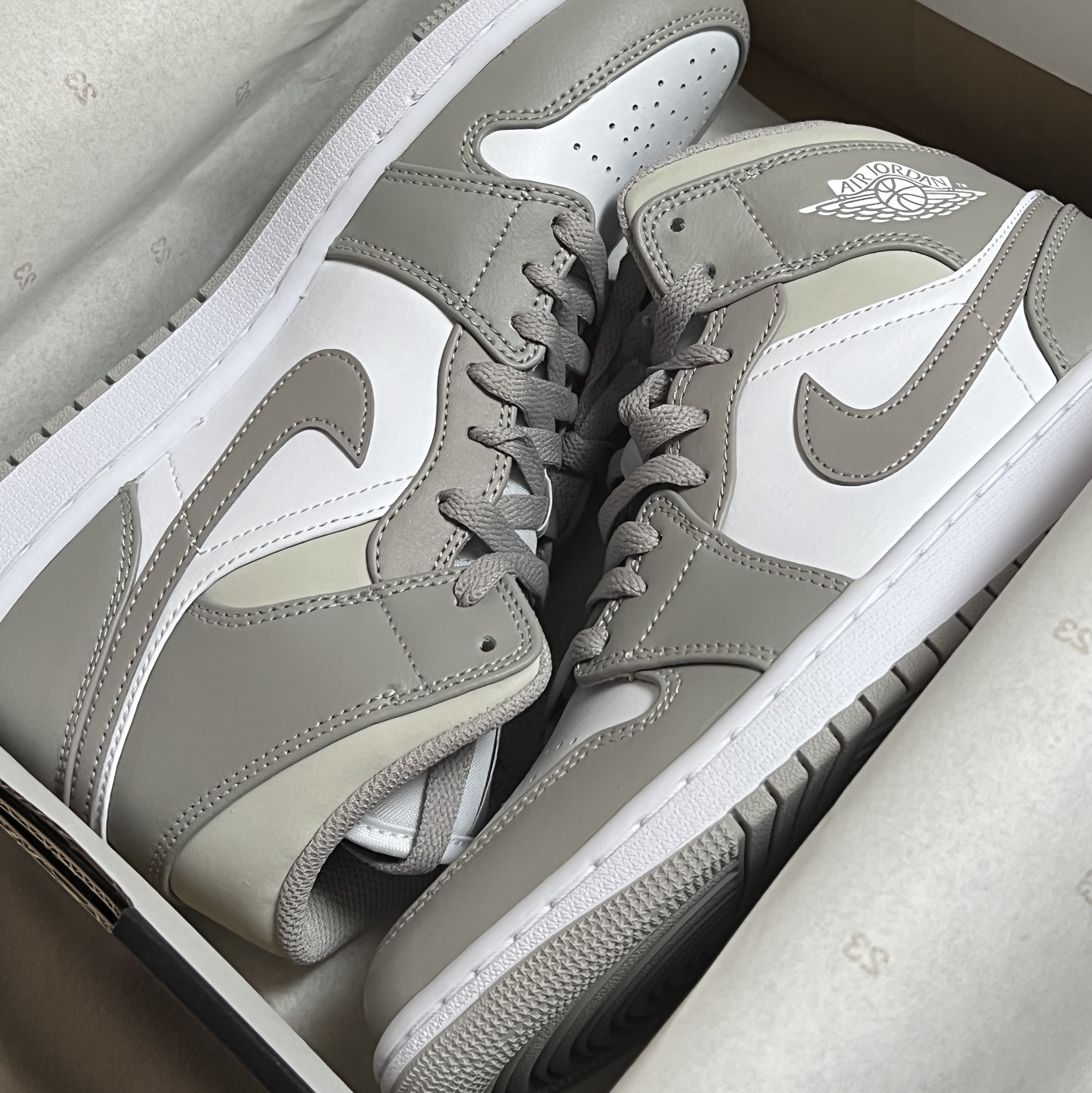 Jordan 1 Mid College Grey 착용 스타일 - 1