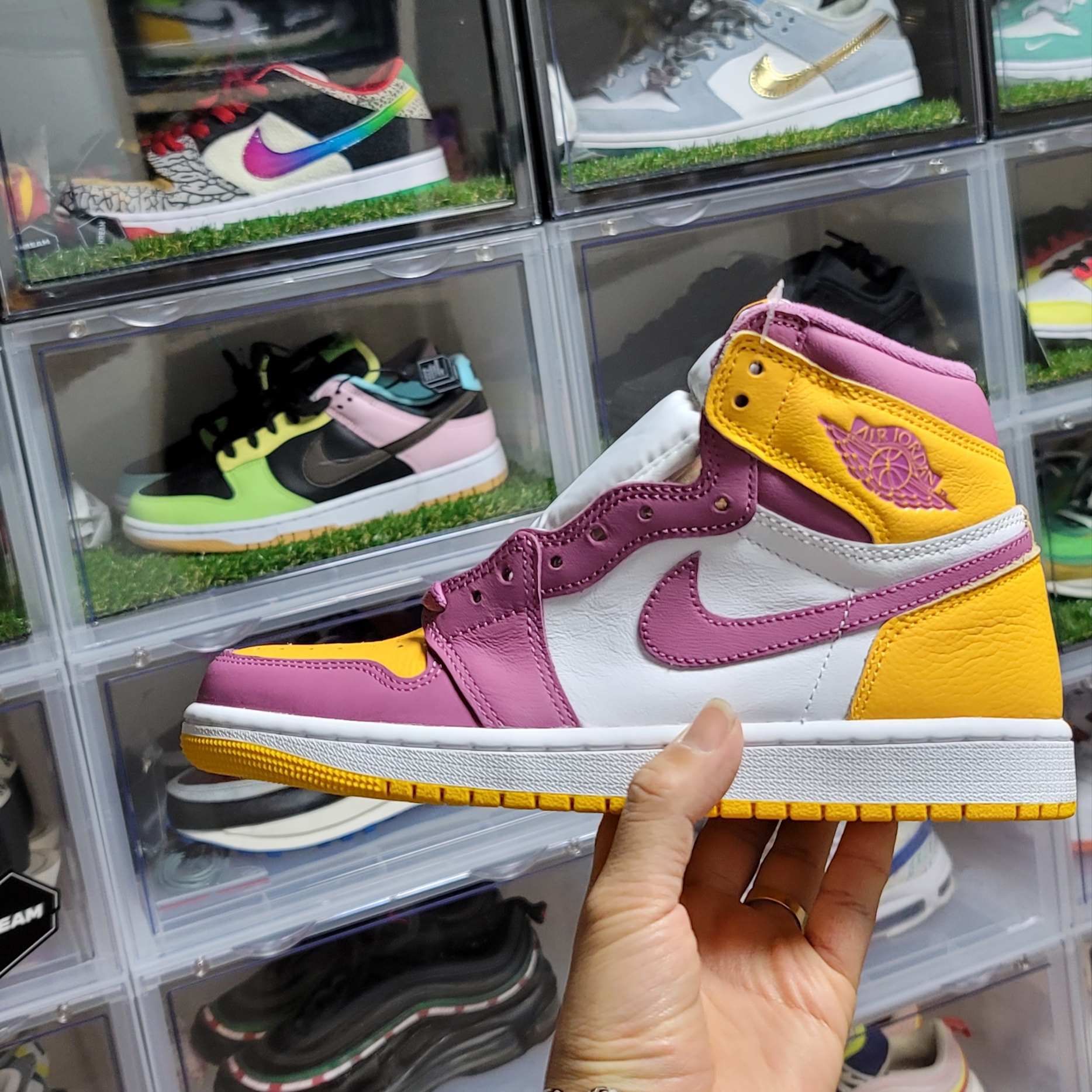 Jordan 1 Retro High OG University Gold Light Bordeaux, (GS) Jordan 1 Retro High OG University Gold Light Bordeaux 착용 스타일 - 2