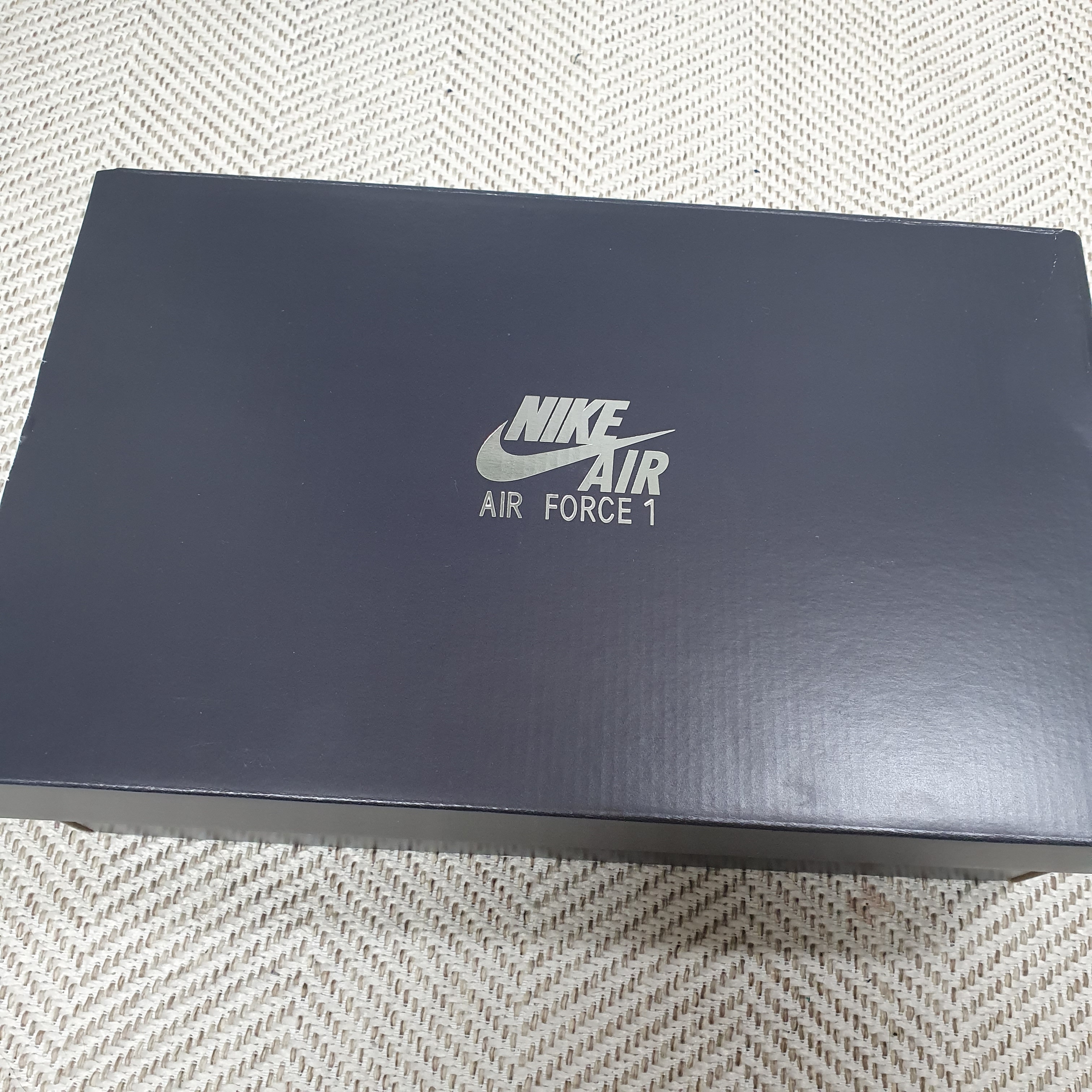 Nike Air Force 1 '07 LV8 Athletic Club Black Dark Sulfur 착용 스타일 - 1