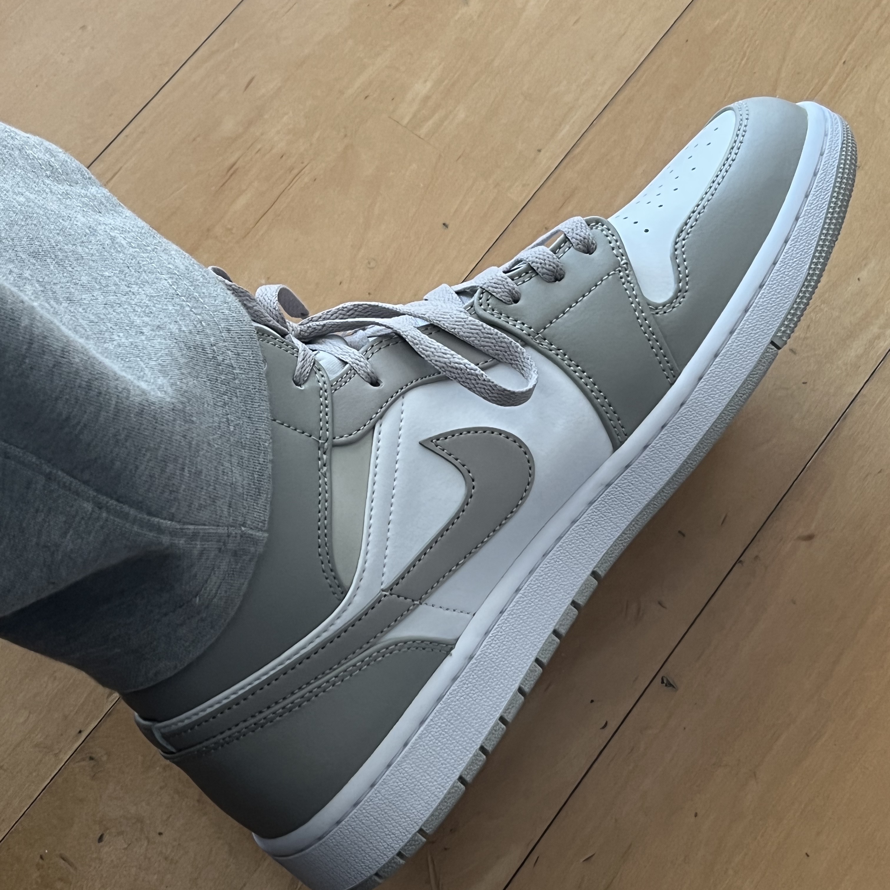 Jordan 1 Mid College Grey 착용 스타일 - 3