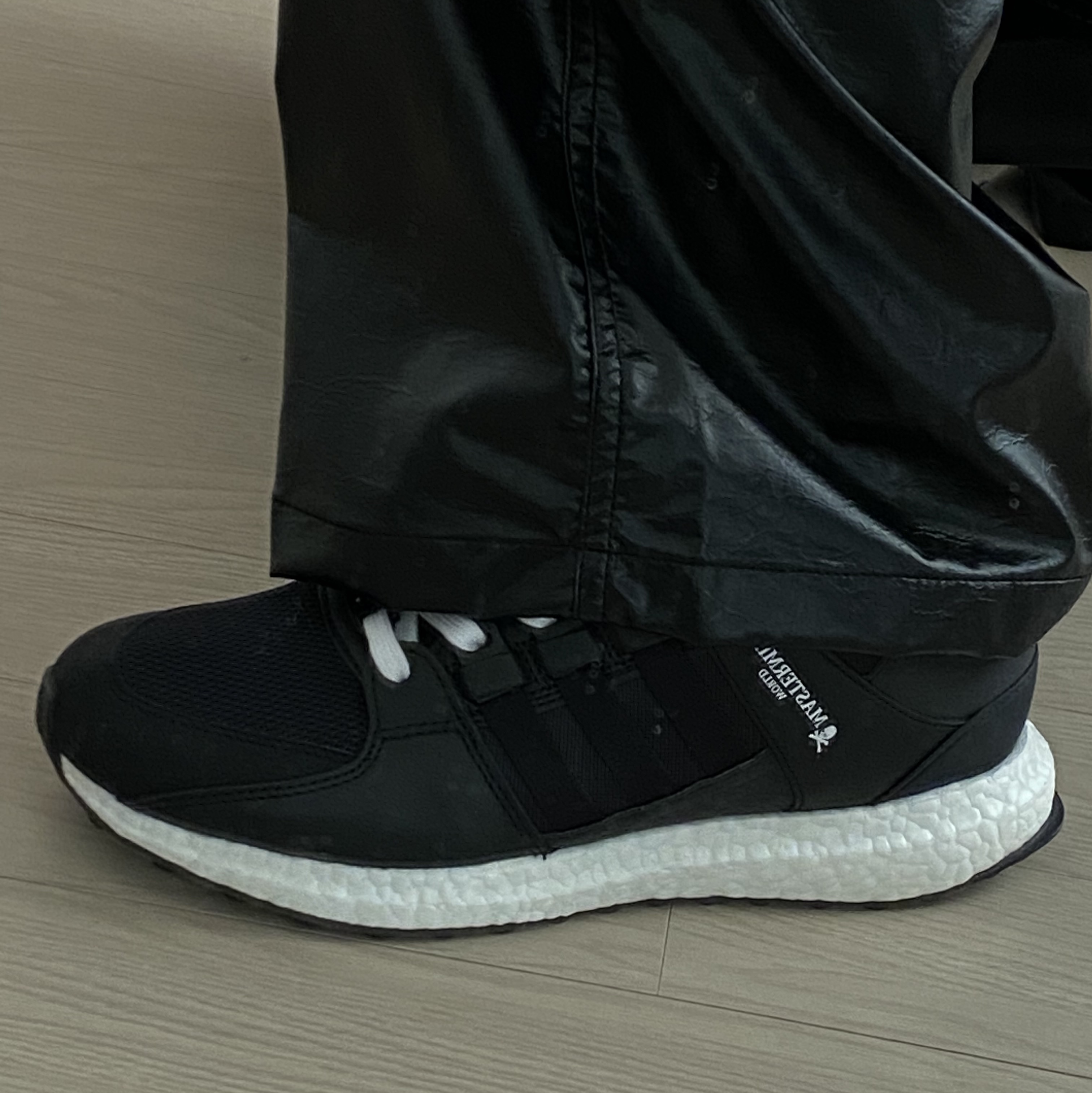Adidas x Mastermind EQT Support Ultra Black, Asics Jog 100 S Sheet Rock - 2E Wide 착용 스타일 - 4