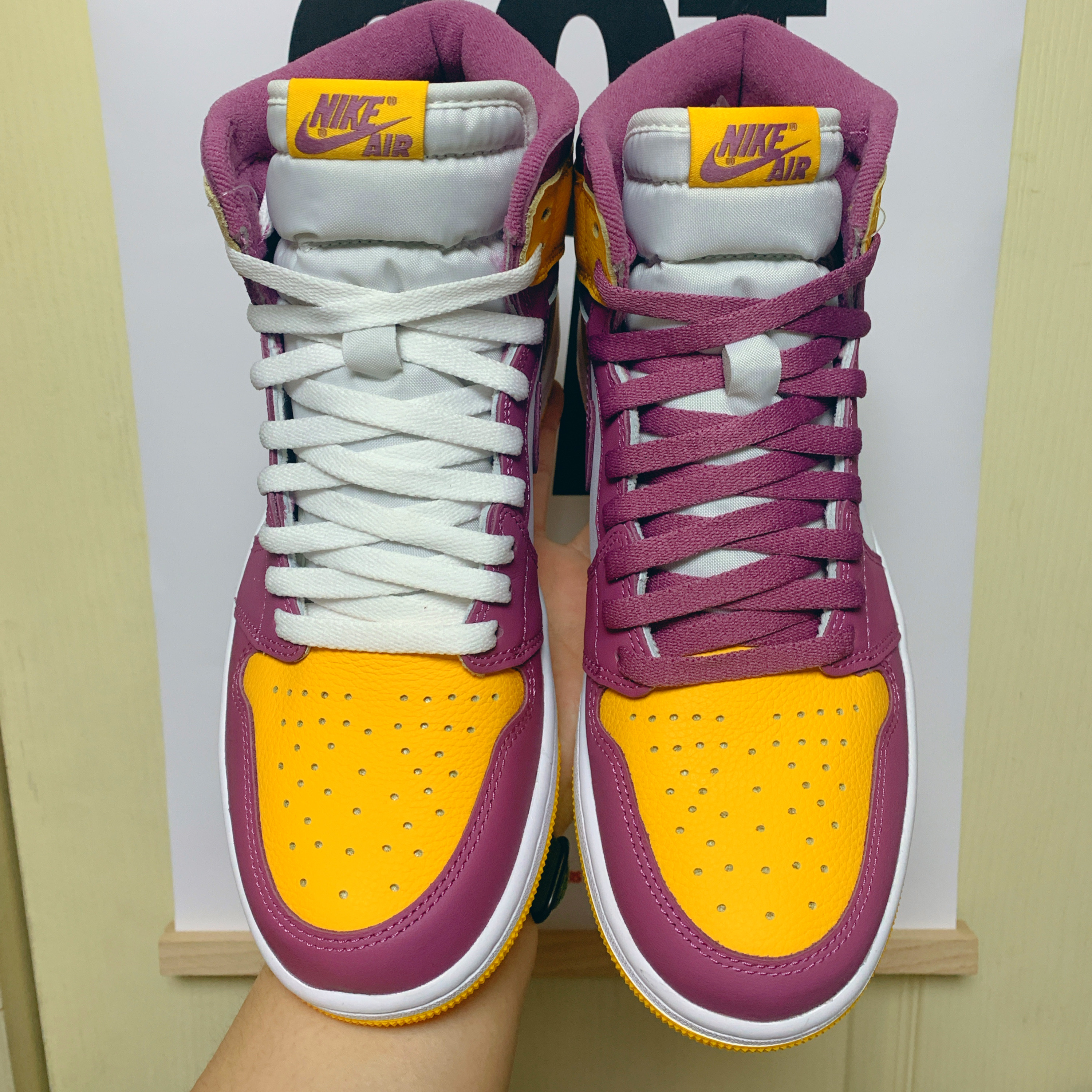 Jordan 1 Retro High OG University Gold Light Bordeaux 착용 스타일 - 4
