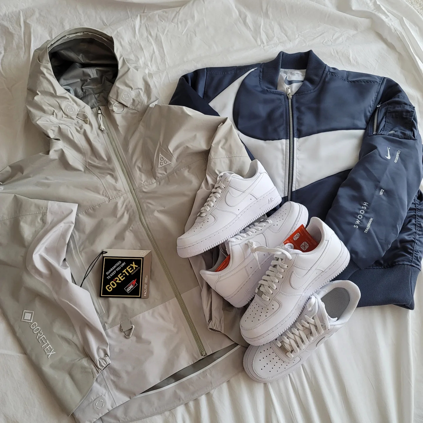 Nike ACG Storm-Fit ADV Chain of Craters Jacket Light Stone - Asia, Nike NSW Swoosh Therma-Fit Bomber Thunder Blue - Asia 착용 스타일 - 5