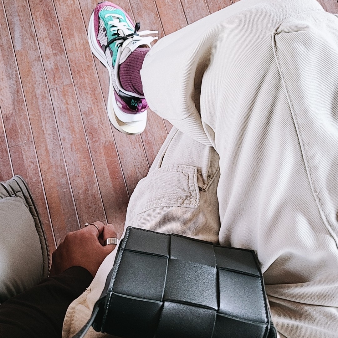 Nike x Sacai VaporWaffle String & Black Villain Red, Bottega Veneta Mini Leather Cassette Black 착용 스타일