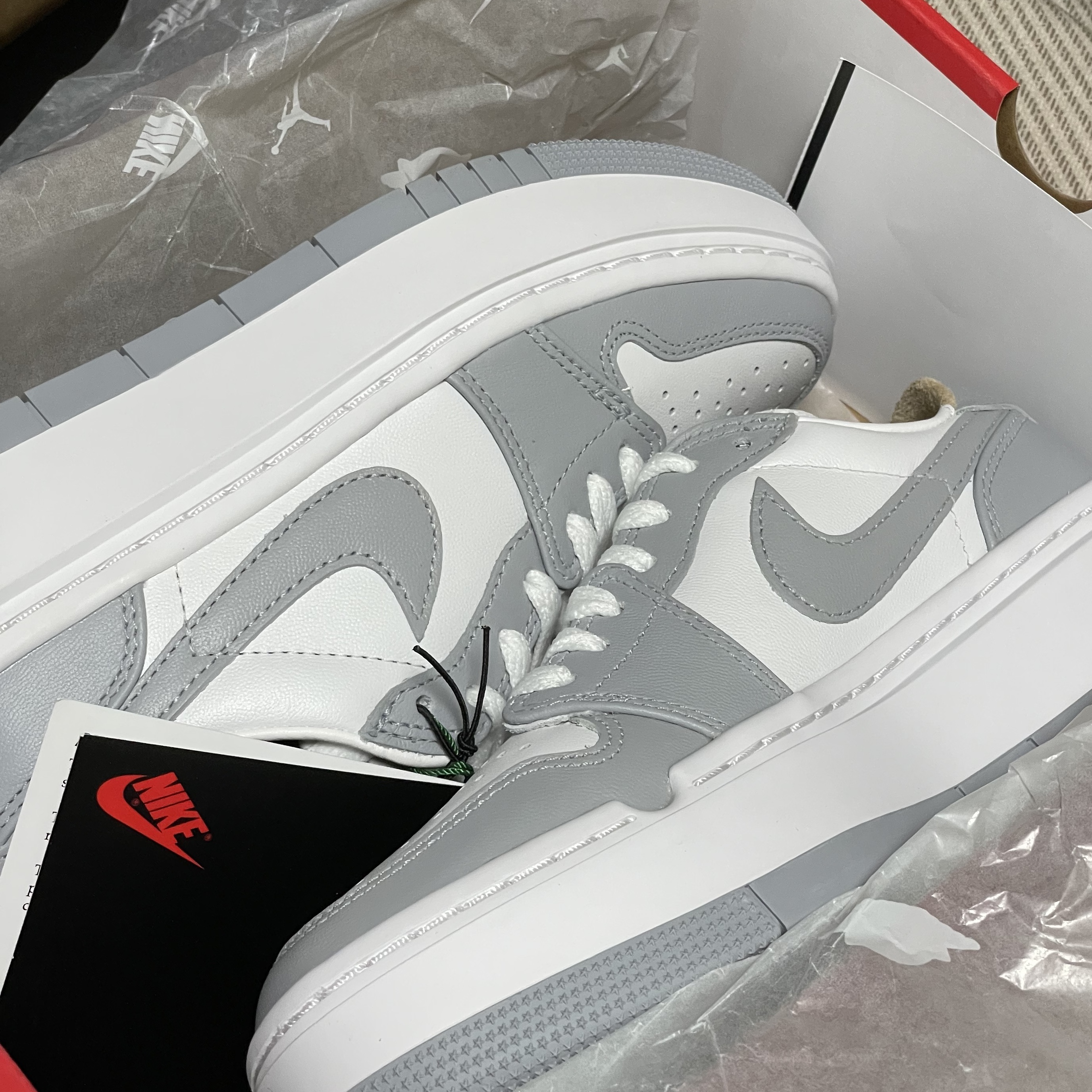 (W) Jordan 1 Elevate Low White and Wolf Grey 착용 스타일 - 1