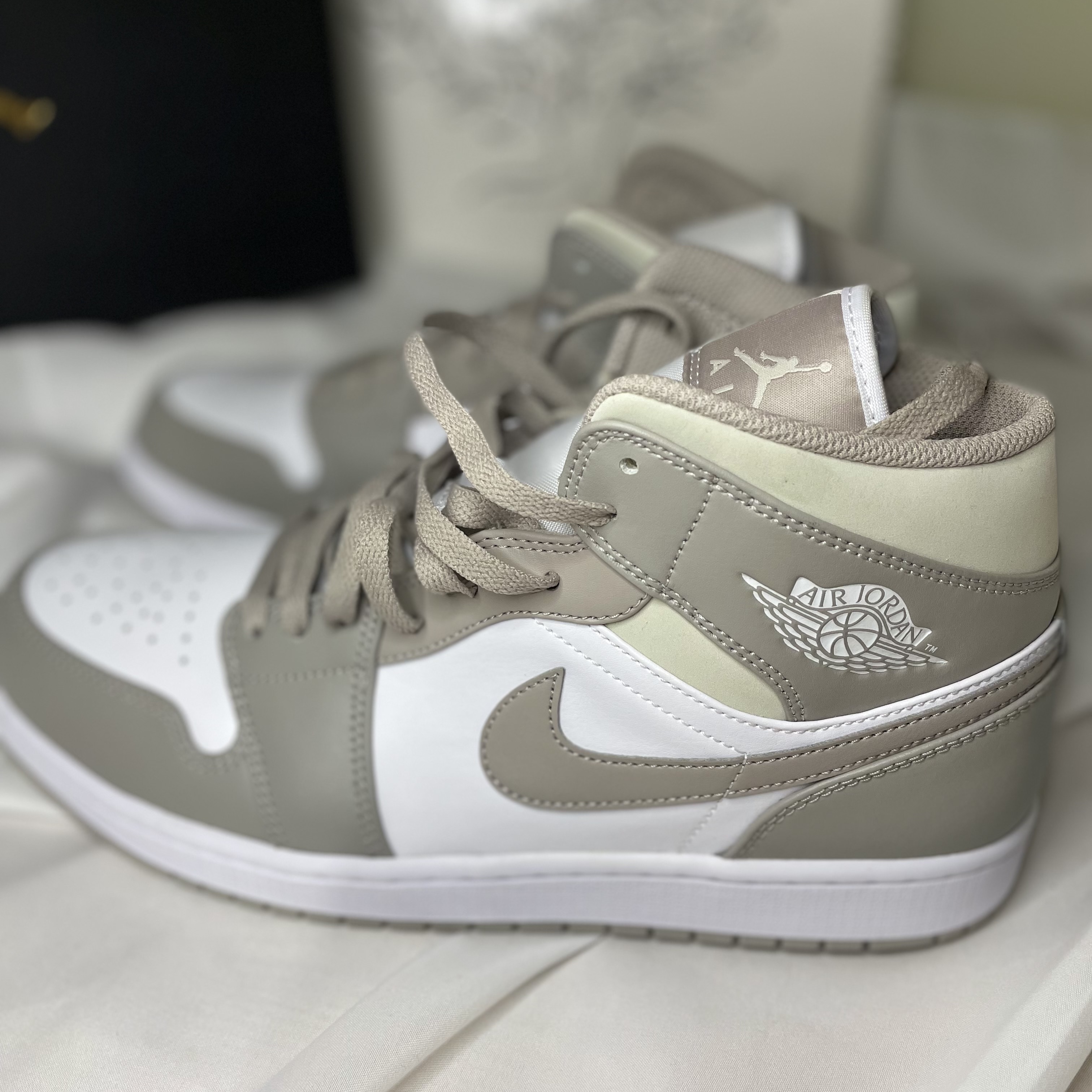 Jordan 1 Mid College Grey 착용 스타일