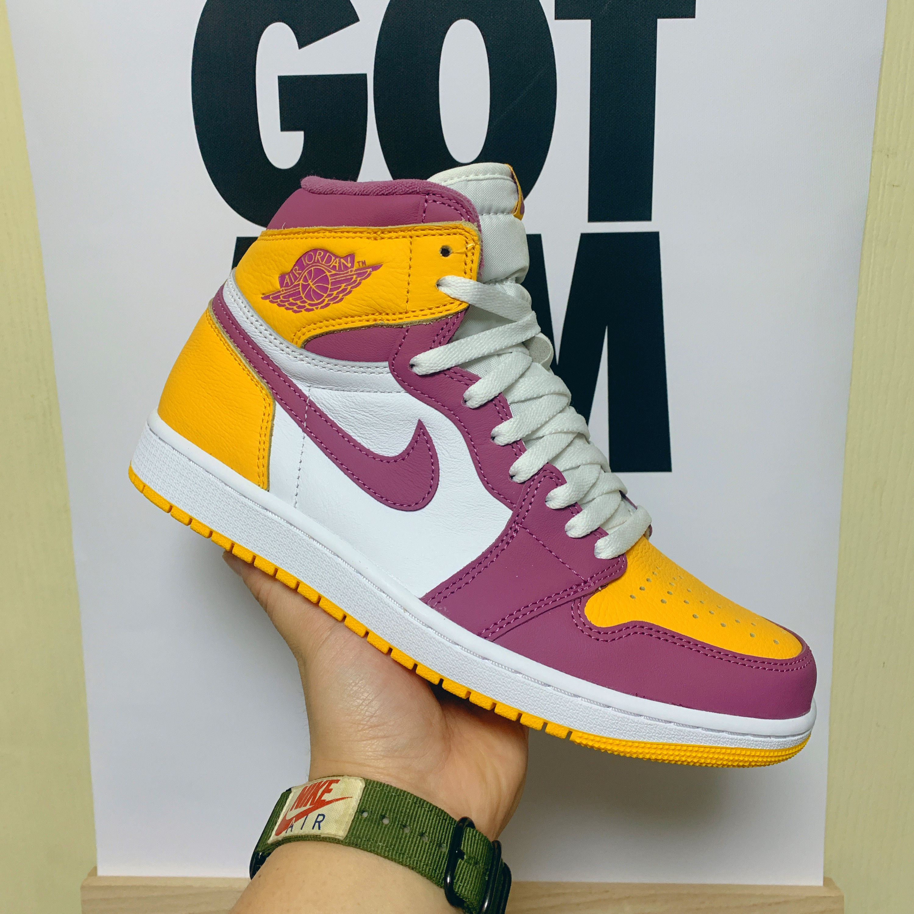 Jordan 1 Retro High OG University Gold Light Bordeaux 착용 스타일 - 3