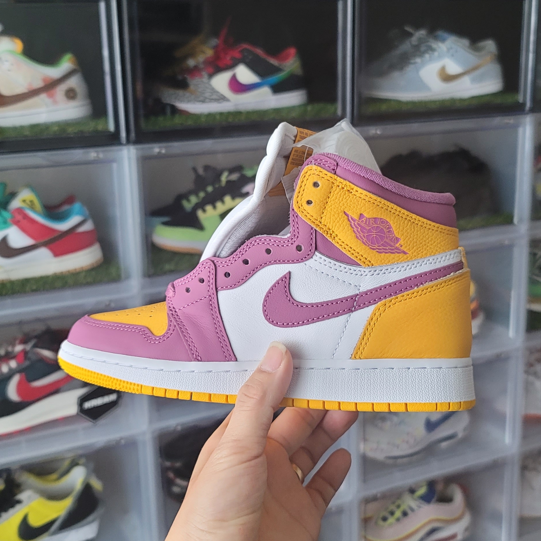 Jordan 1 Retro High OG University Gold Light Bordeaux, (GS) Jordan 1 Retro High OG University Gold Light Bordeaux 착용 스타일 - 3