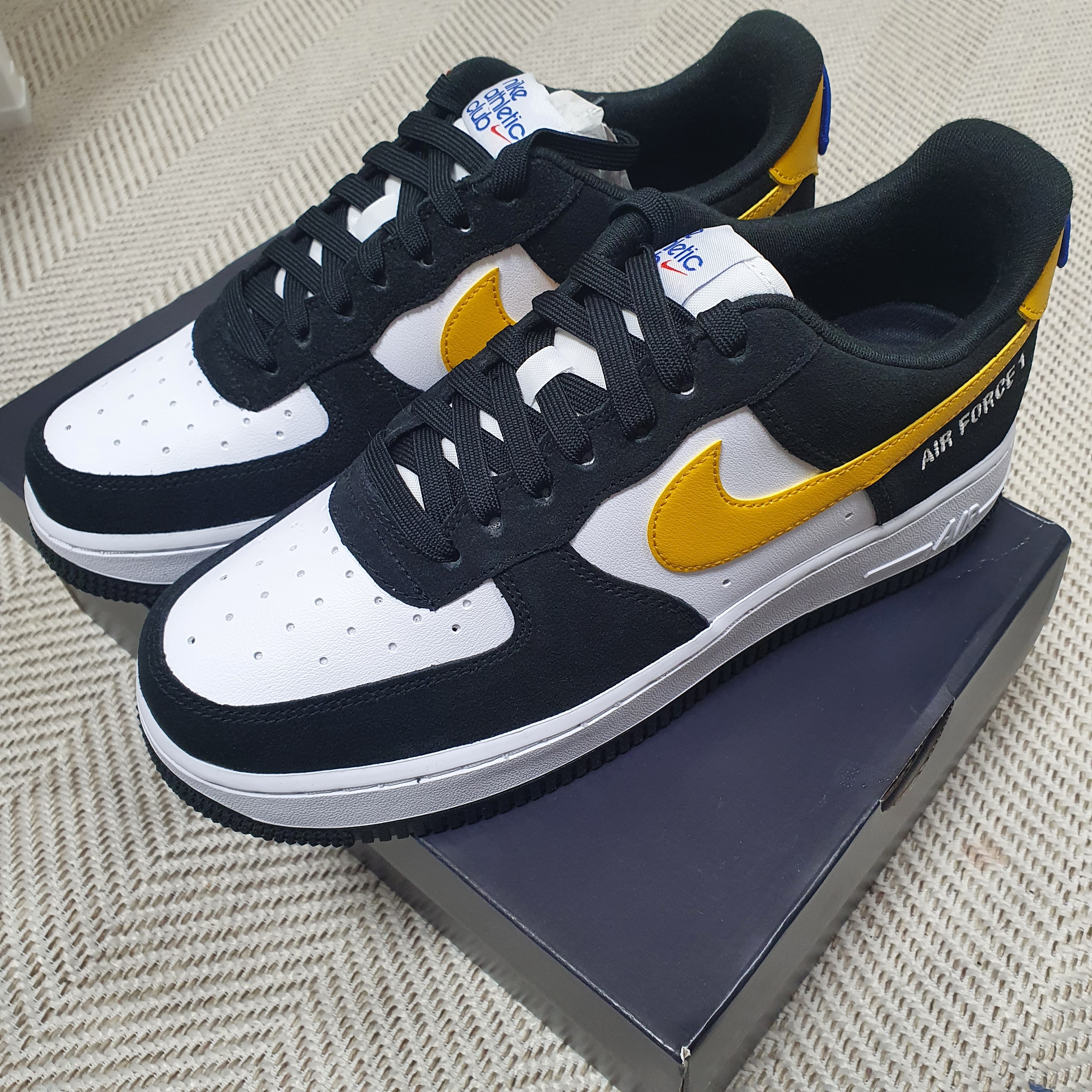 Nike Air Force 1 '07 LV8 Athletic Club Black Dark Sulfur 착용 스타일 - 2