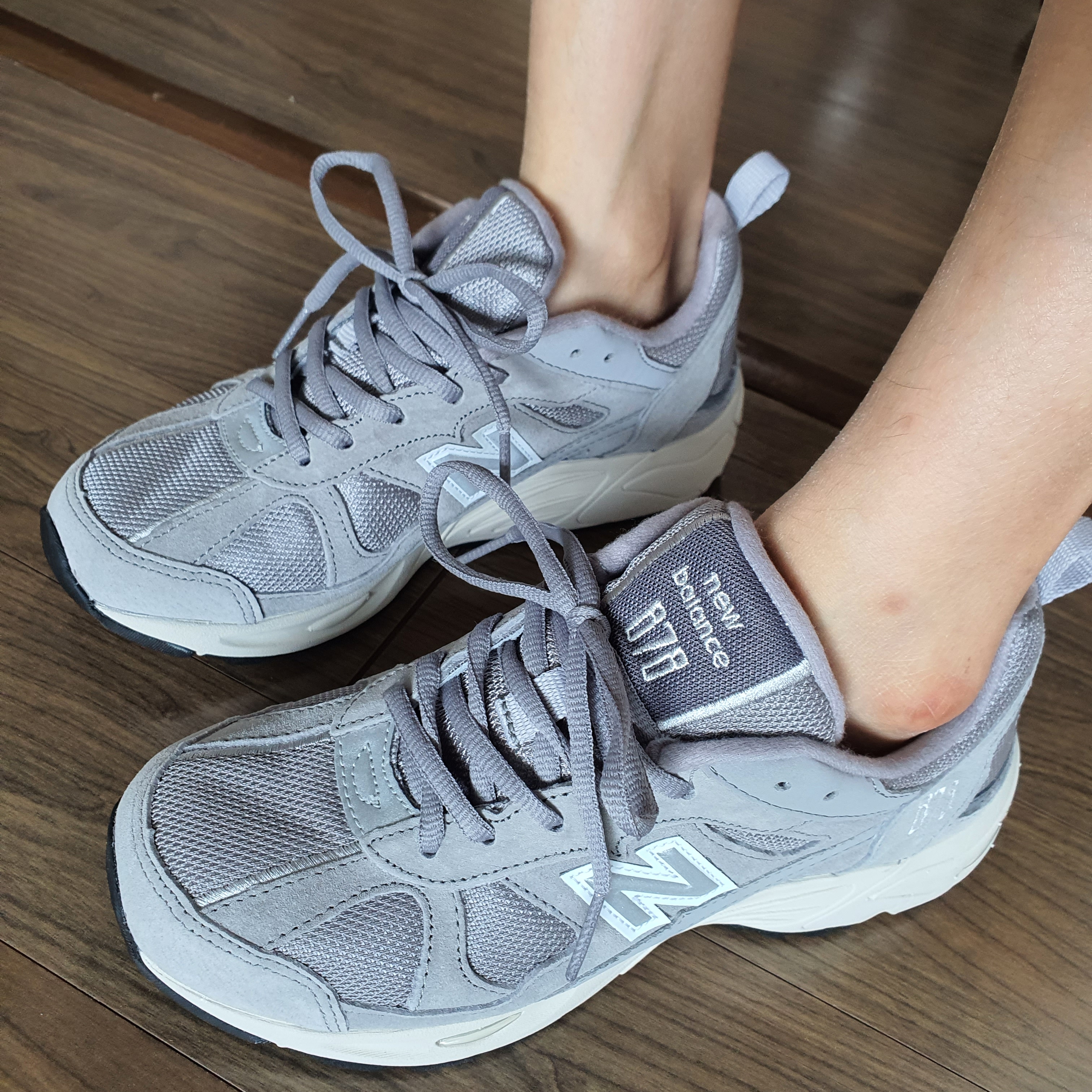 New Balance 878 Gray 착용 스타일