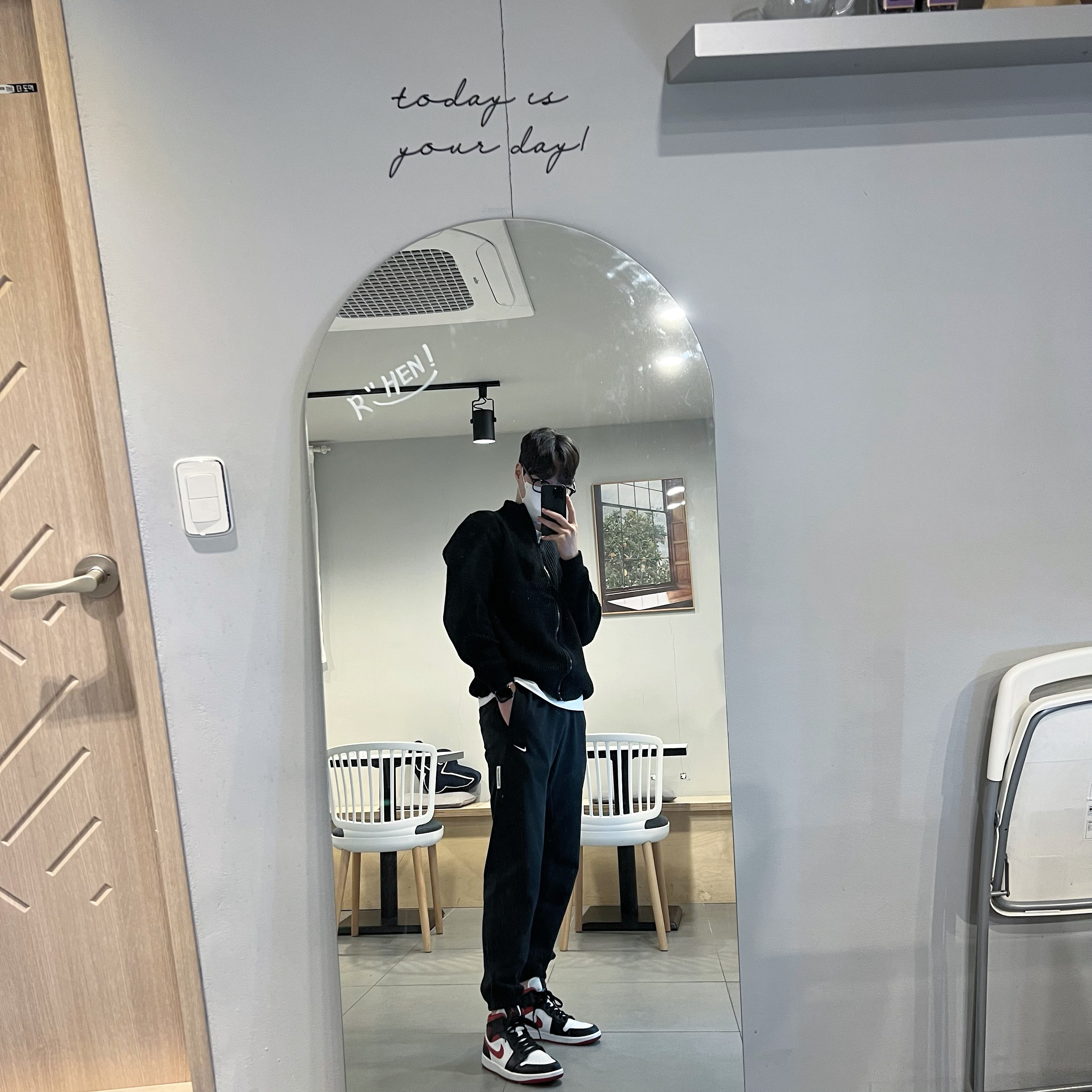 Jordan 1 Mid Gym Red Black White 착용 스타일