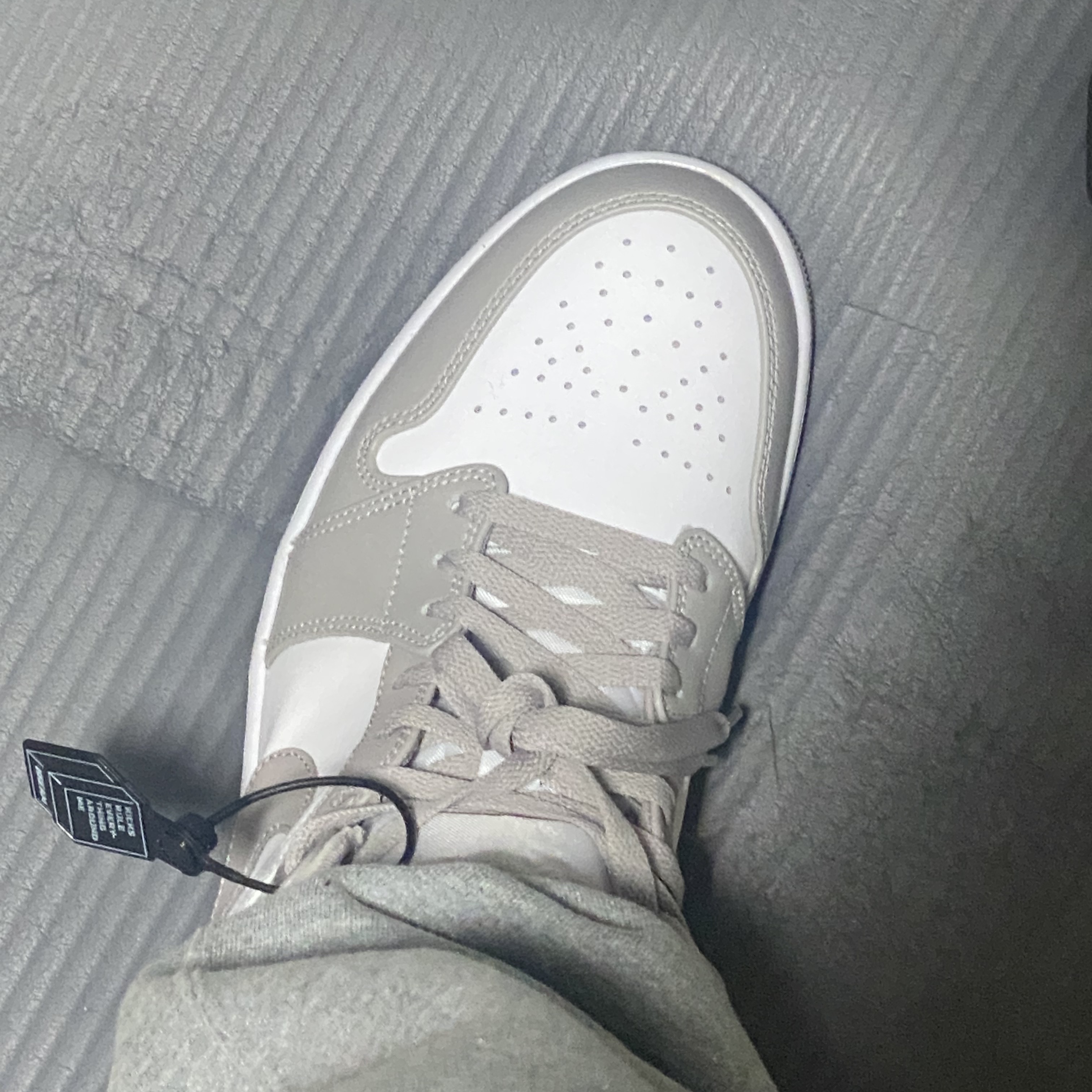 Jordan 1 Mid College Grey 착용 스타일 - 3