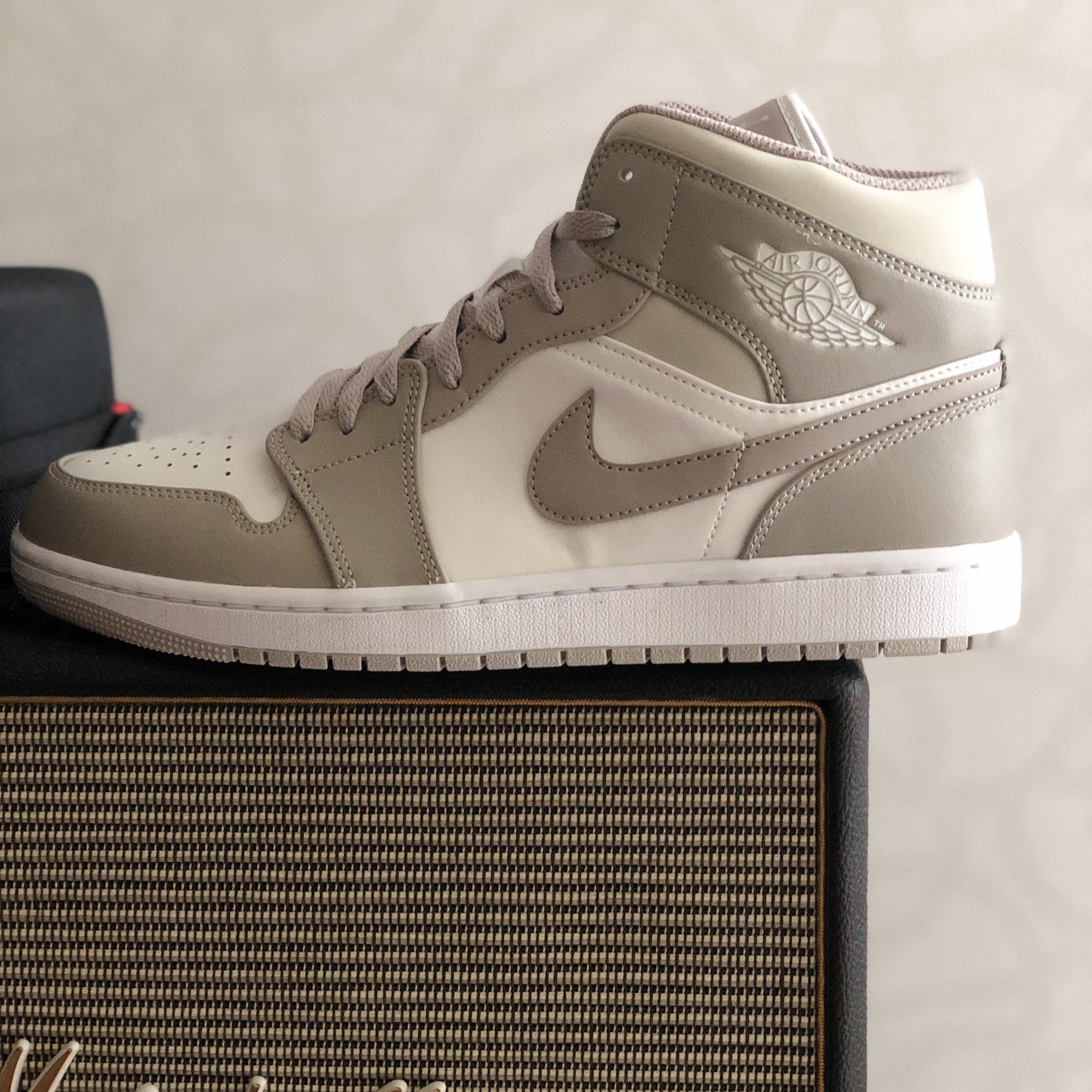 Jordan 1 Mid College Grey 착용 스타일