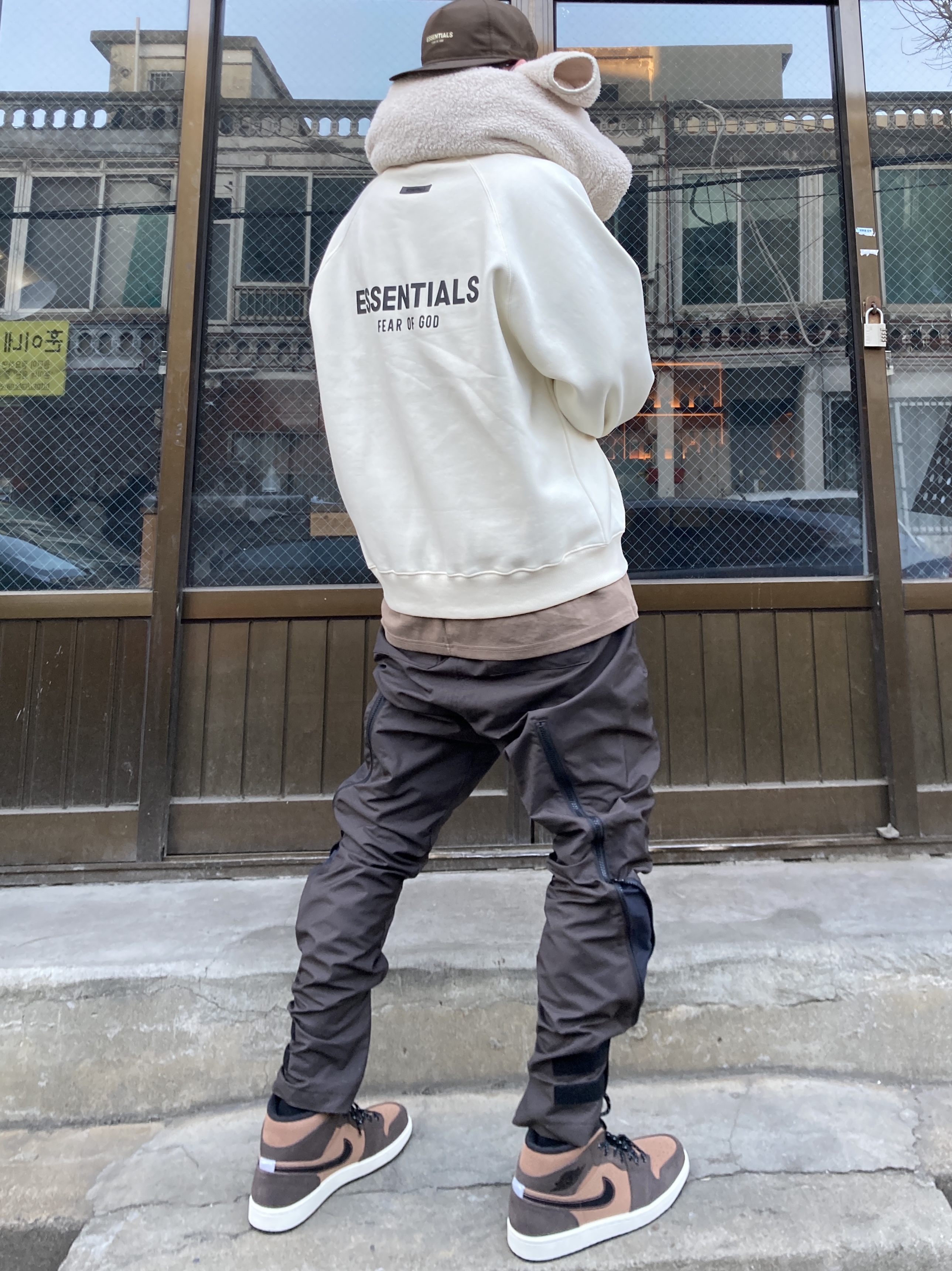 Jordan 1 Mid SE Dark Chocolate 착용 스타일 - 1