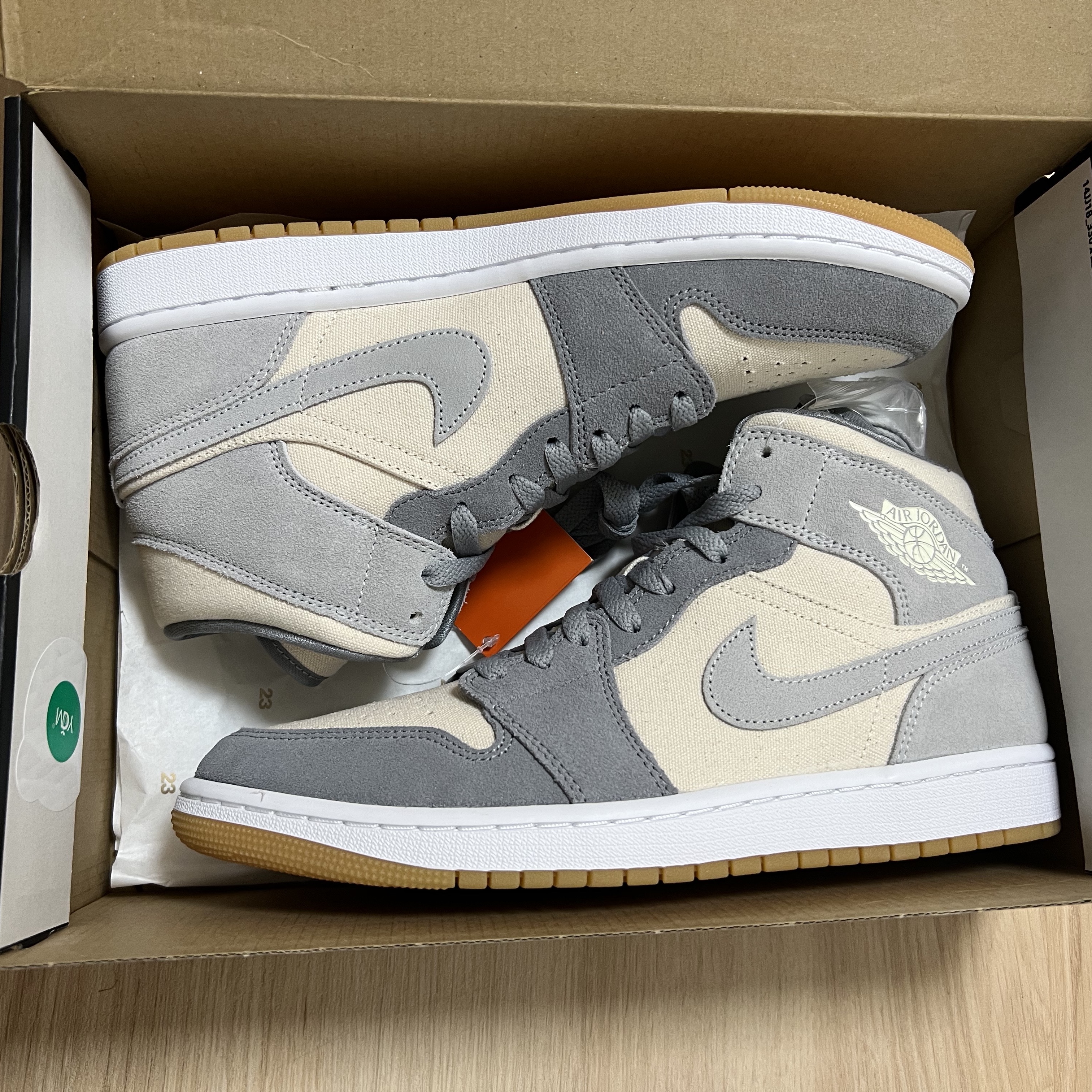 Jordan 1 Mid SE Coconut Milk Particle Grey 착용 스타일 - 2