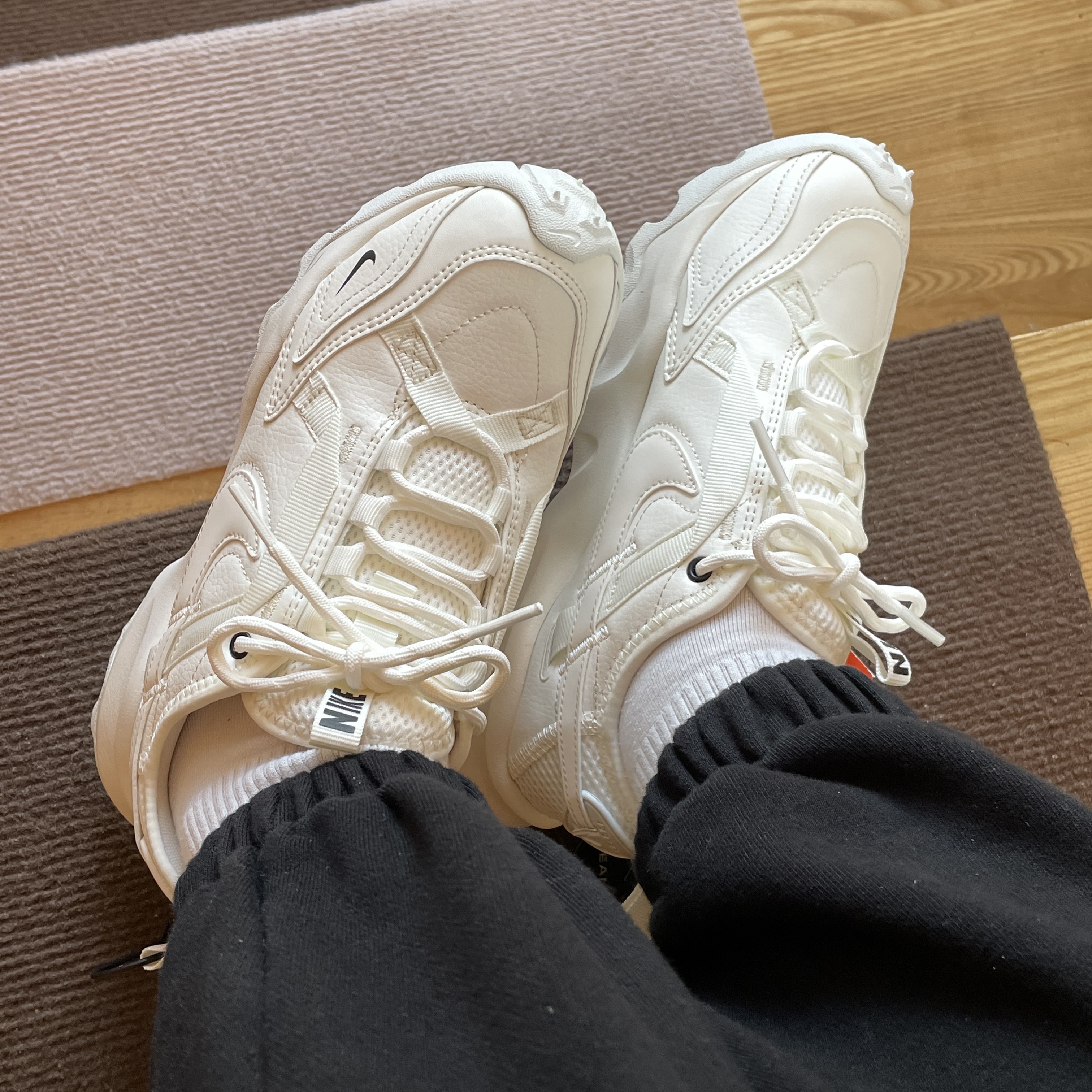 (W) Nike TC 7900 Summit White 착용 스타일 - 3