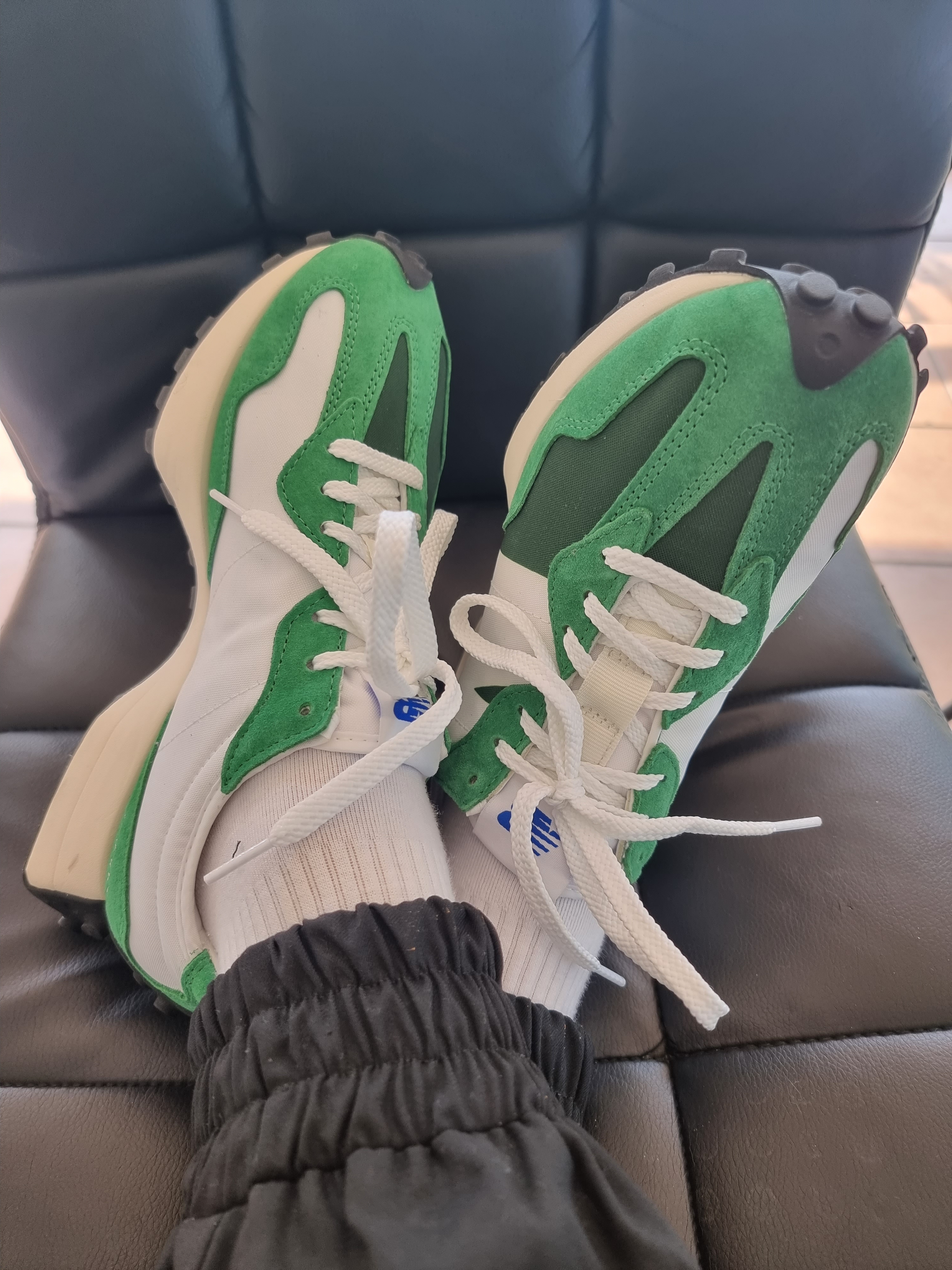 New Balance 327 Varsity Green 착용 스타일 - 4