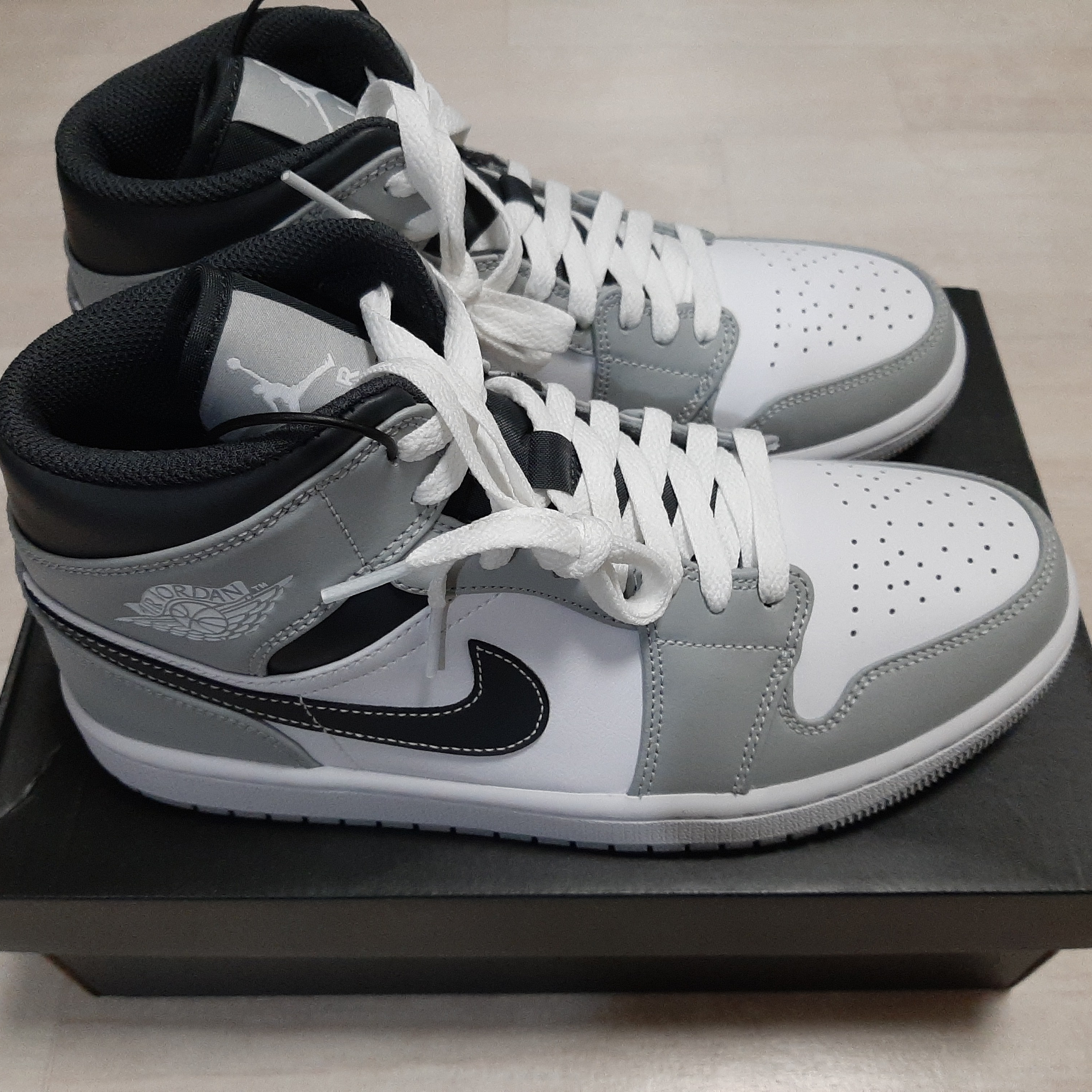 Jordan 1 Mid Light Smoke Grey Anthracite 착용 스타일 - 2