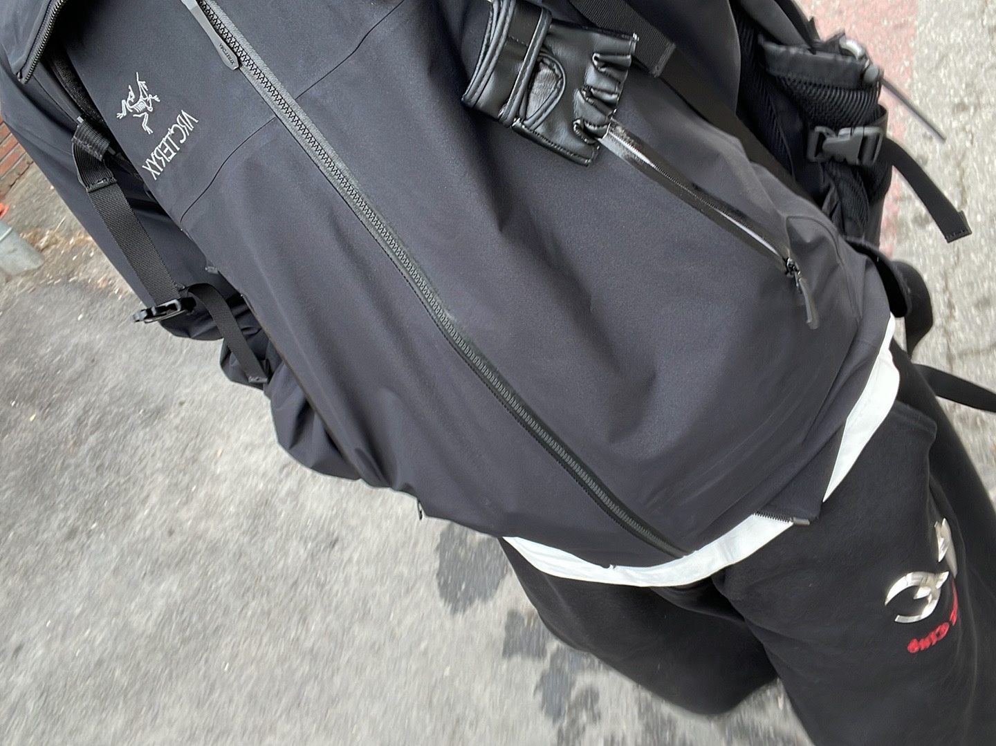 Arc'teryx Beta Jacket Black 착용 스타일 - 1