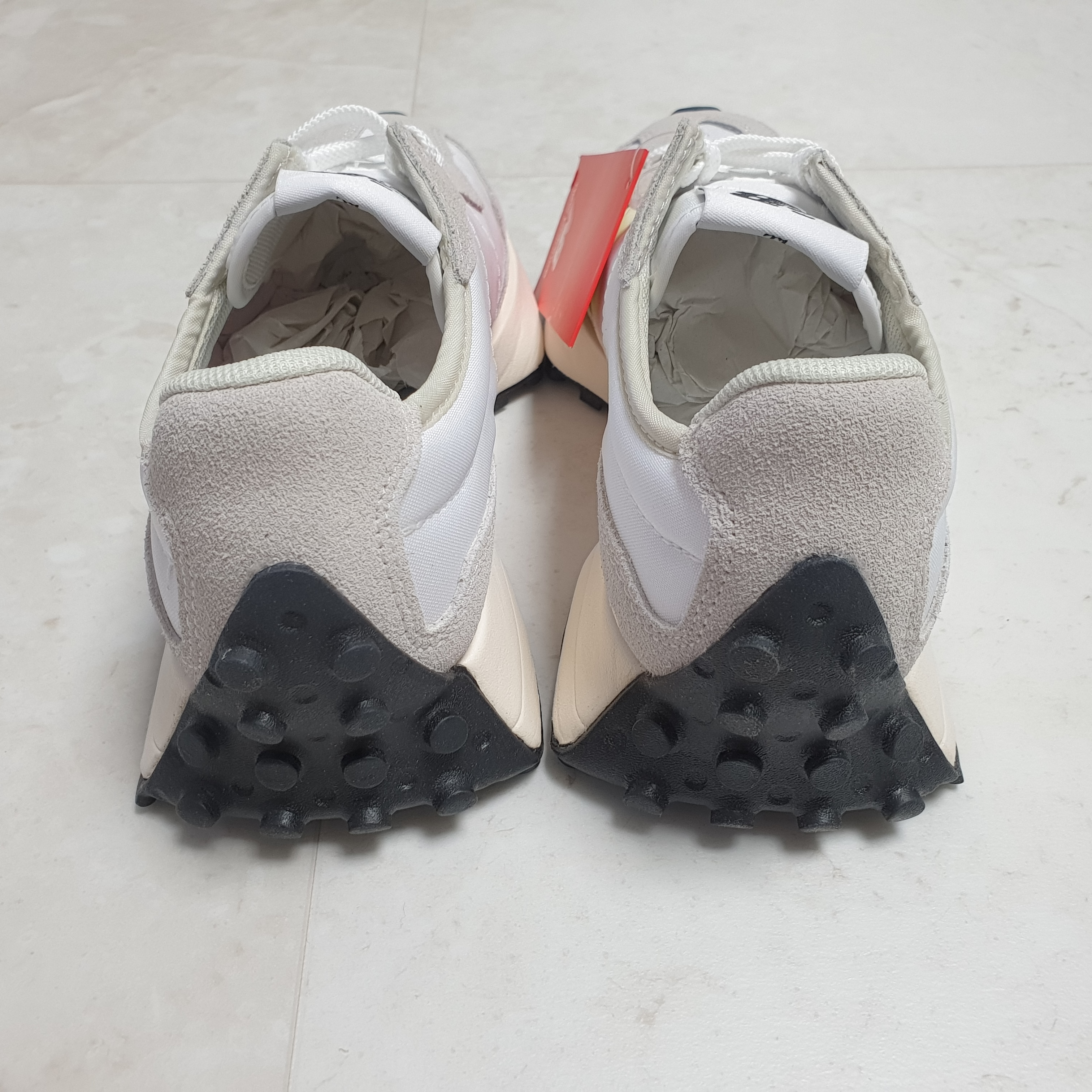 (W) New Balance 327 Gray Rose 착용 스타일 - 3