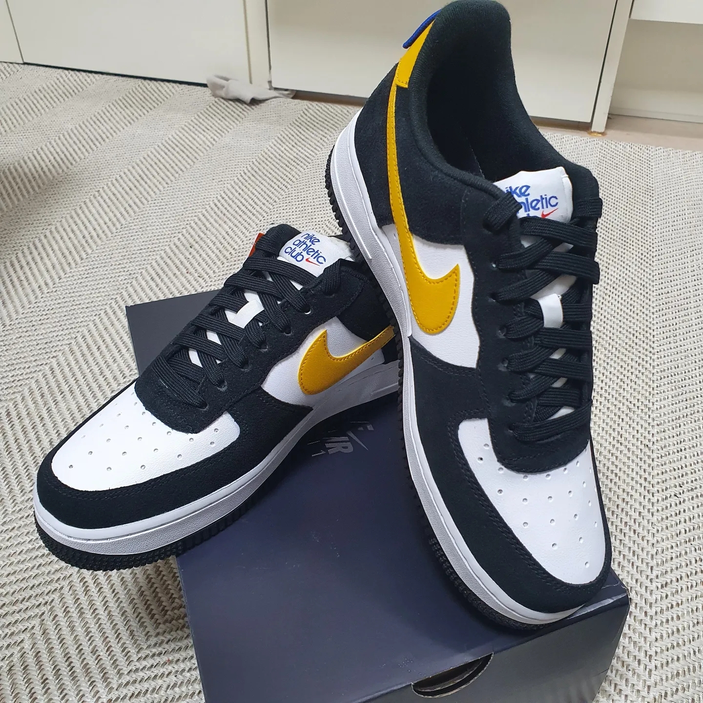 Nike Air Force 1 '07 LV8 Athletic Club Black Dark Sulfur 착용 스타일 - 3