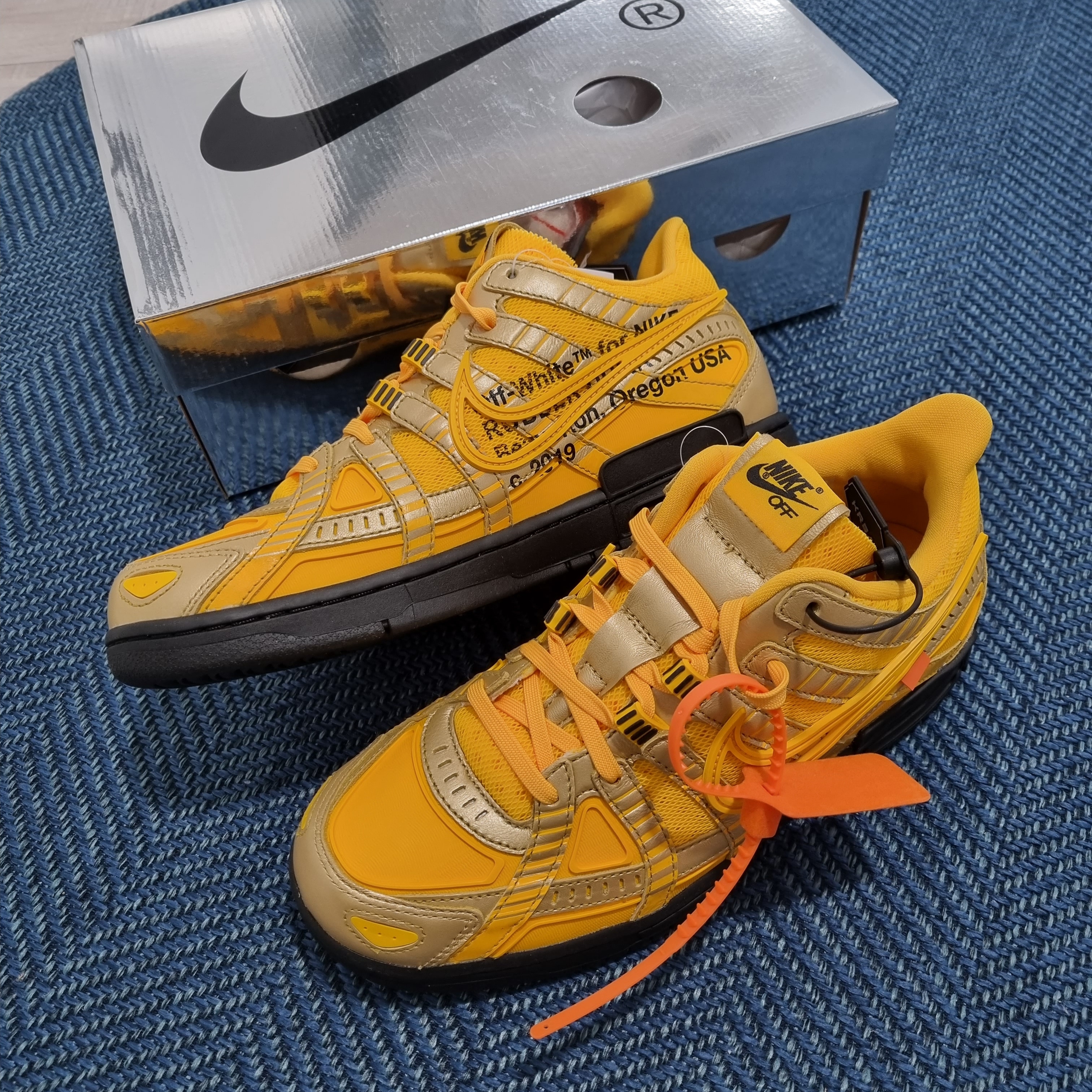 Nike x Off-White Air Rubber Dunk University Gold 착용 스타일
