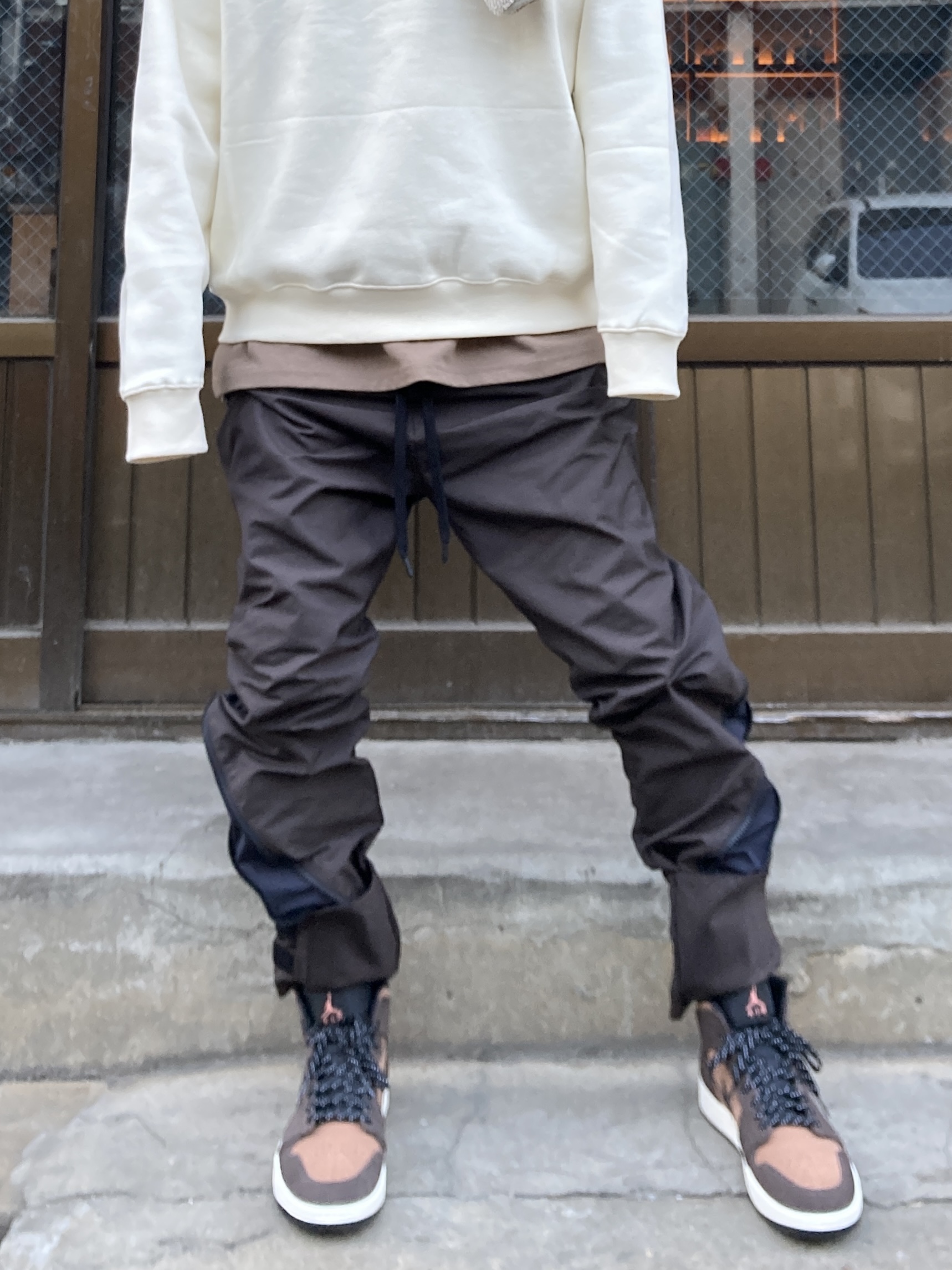 Jordan 1 Mid SE Dark Chocolate 착용 스타일 - 2